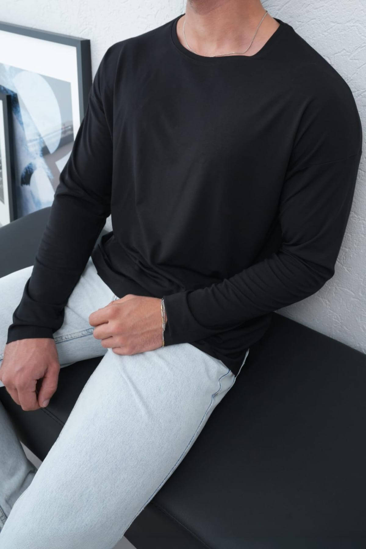 Wholesale Men Black Crew-Neck Sweatshirt 738106