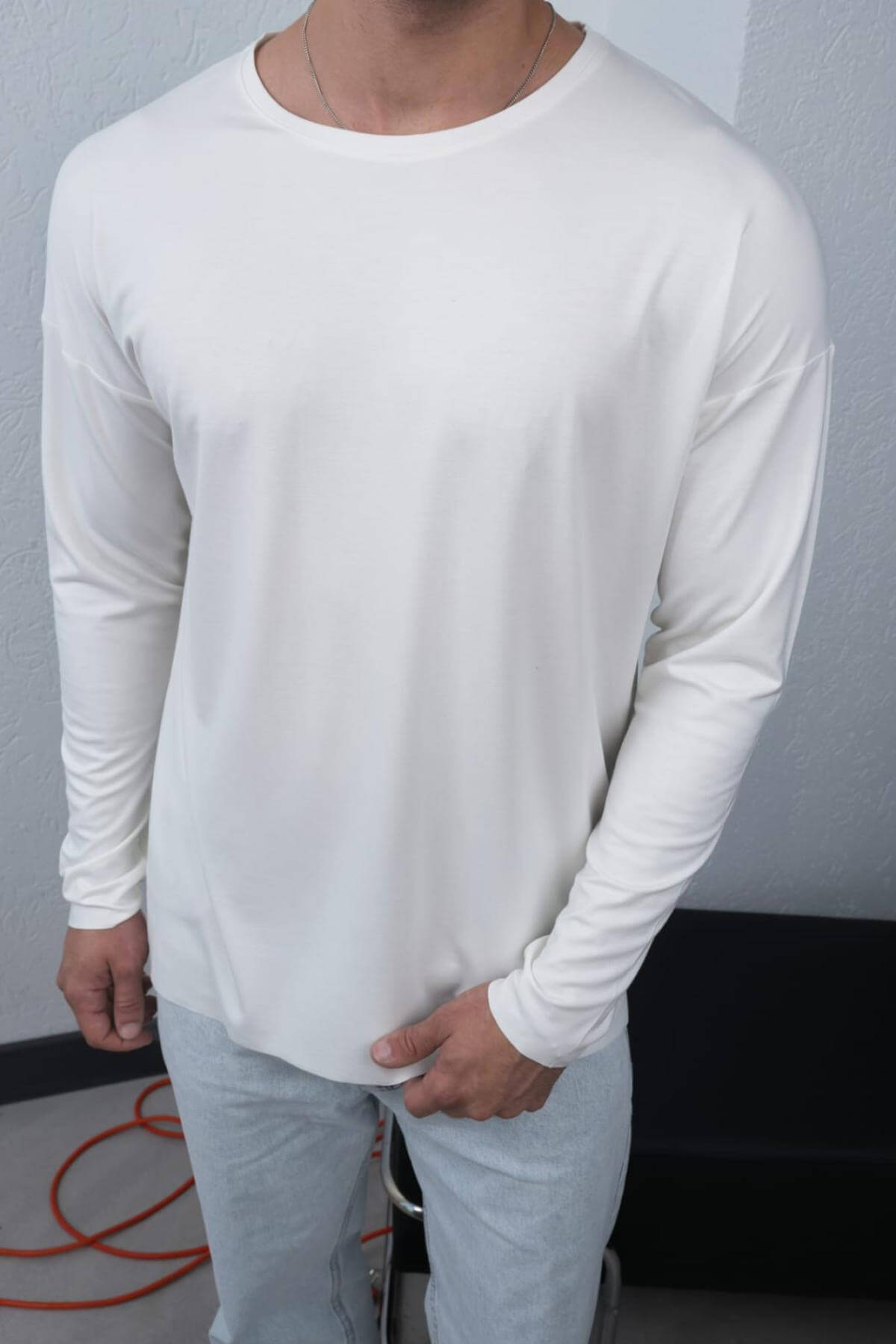 Wholesale Men White Crew-Neck Sweatshirt 738105
