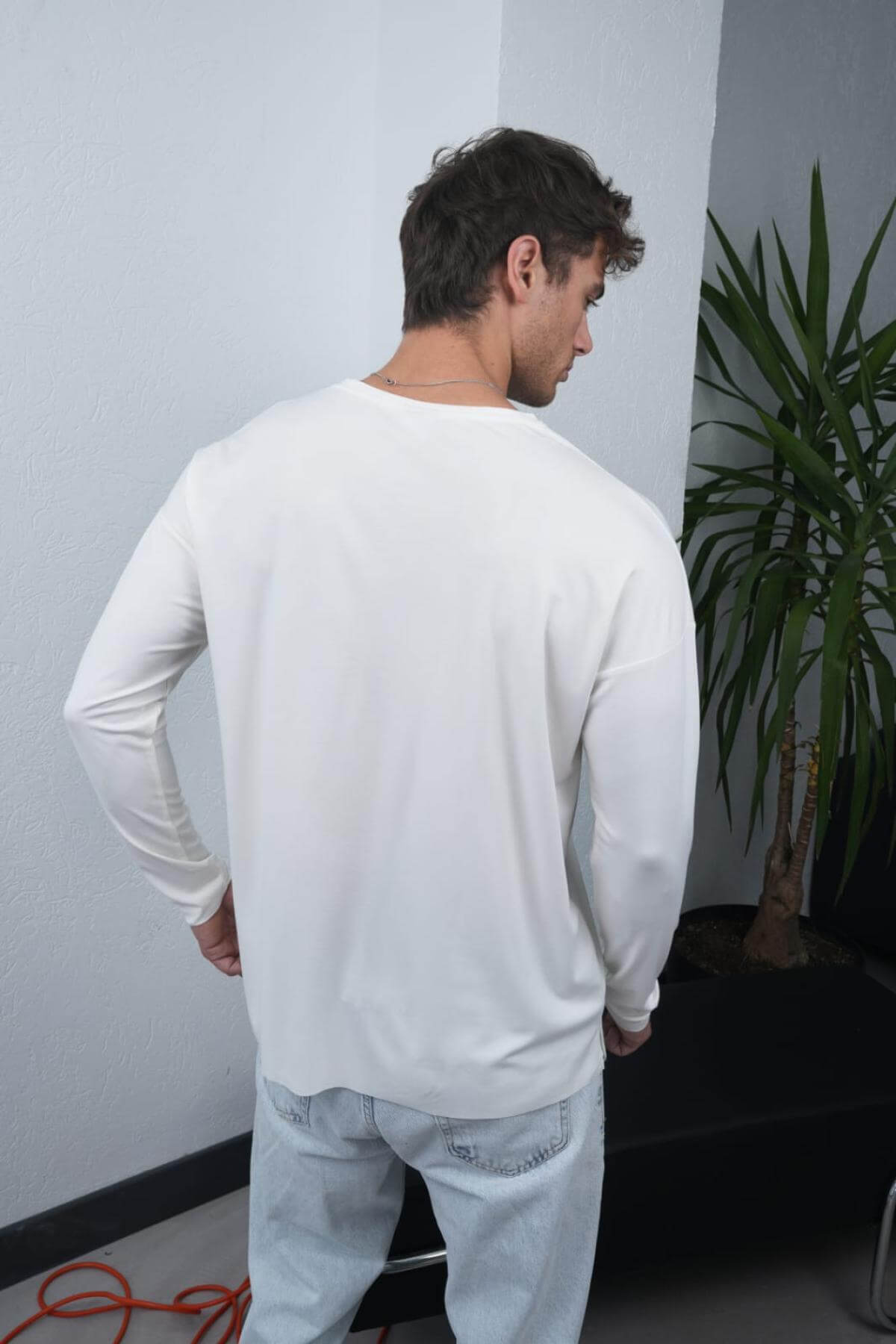 Wholesale Men White Crew-Neck Sweatshirt 738105