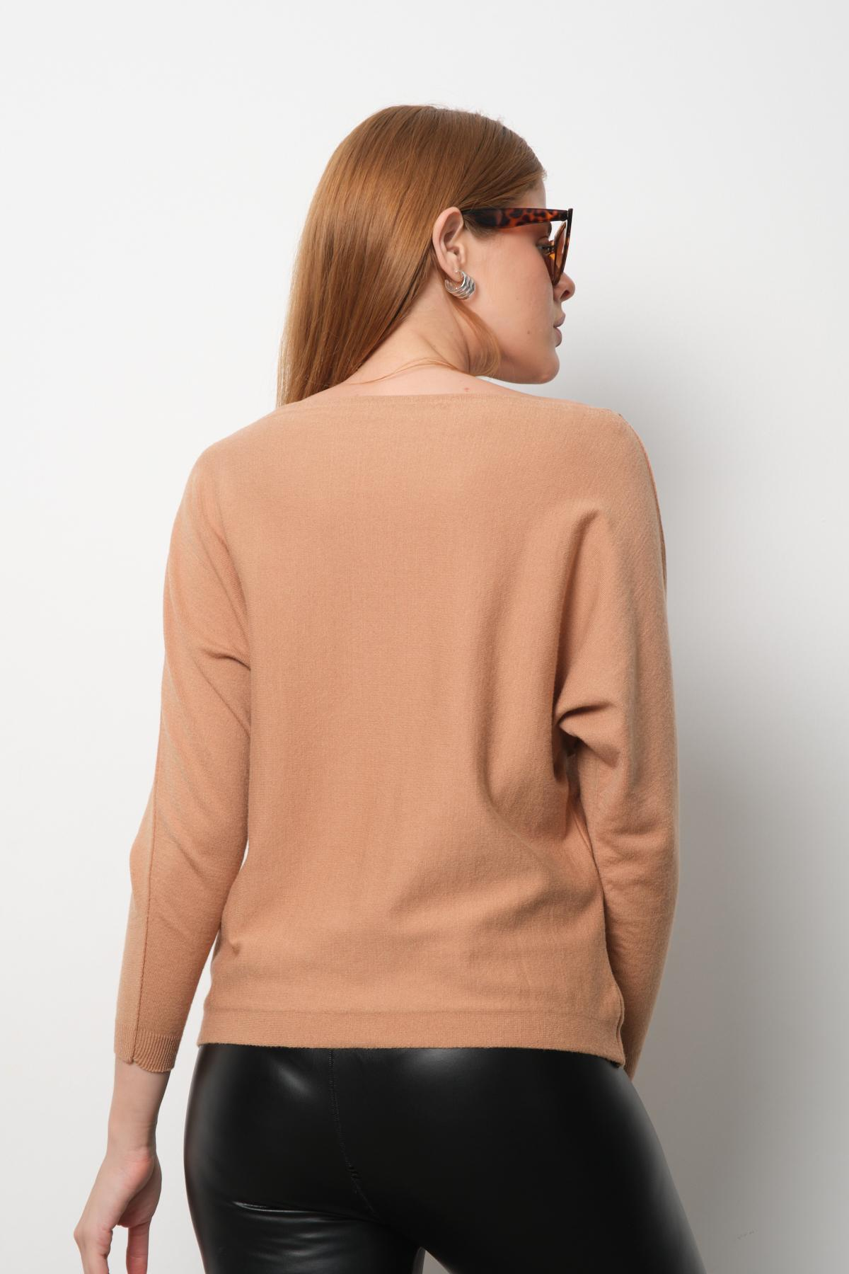 Wholesale Women Beige Boat-Neck Sweaters 711033