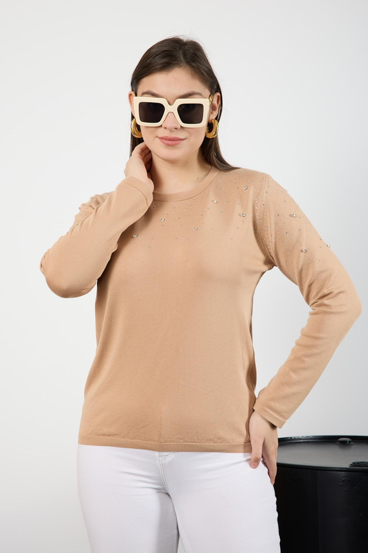 Wholesale Women Beige Crew Neck Knit Blouse Adorned with Rhinestones 725231