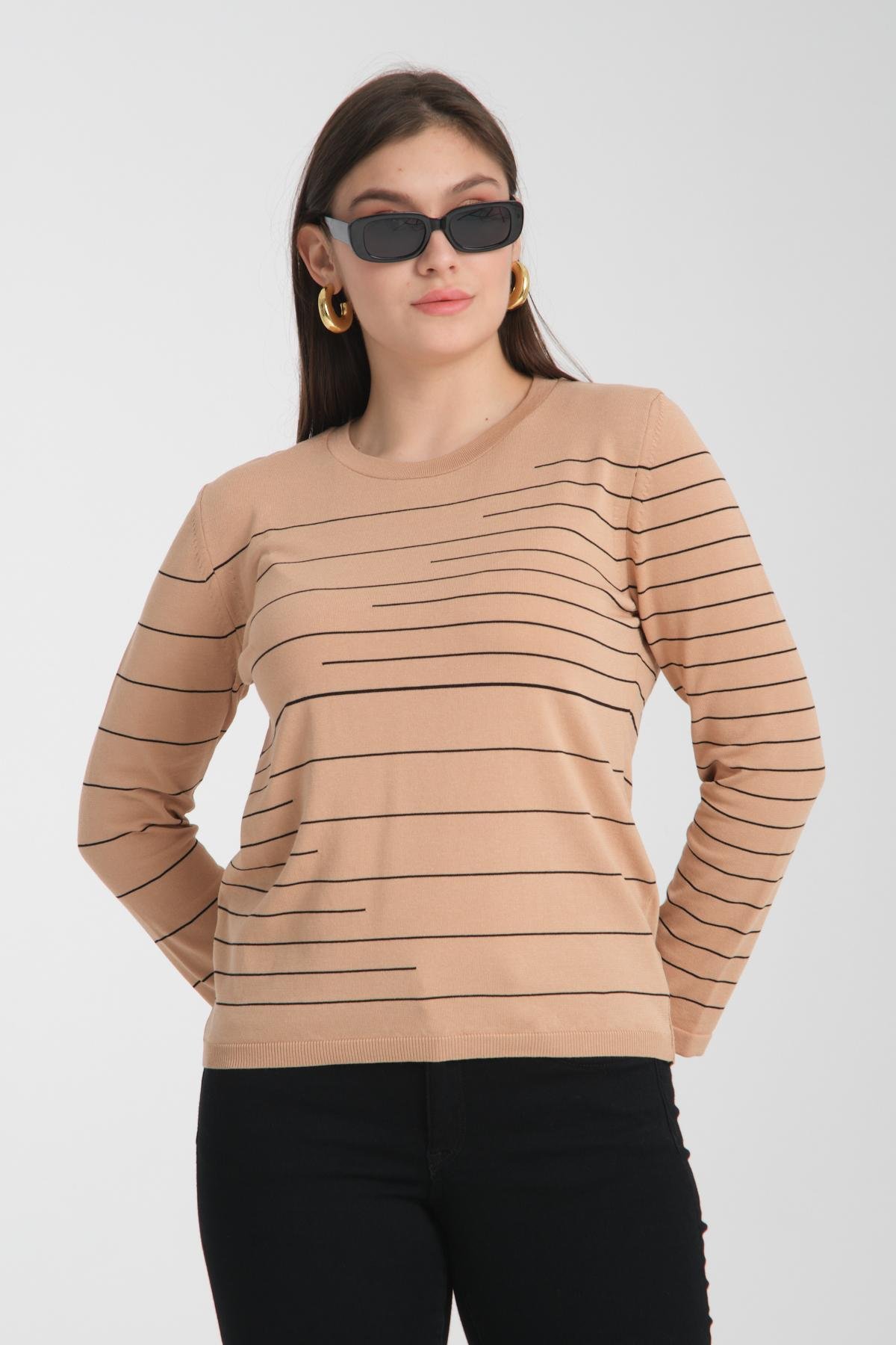 Wholesale Women Beige Crew Neck Striped Knit Blouse 722609