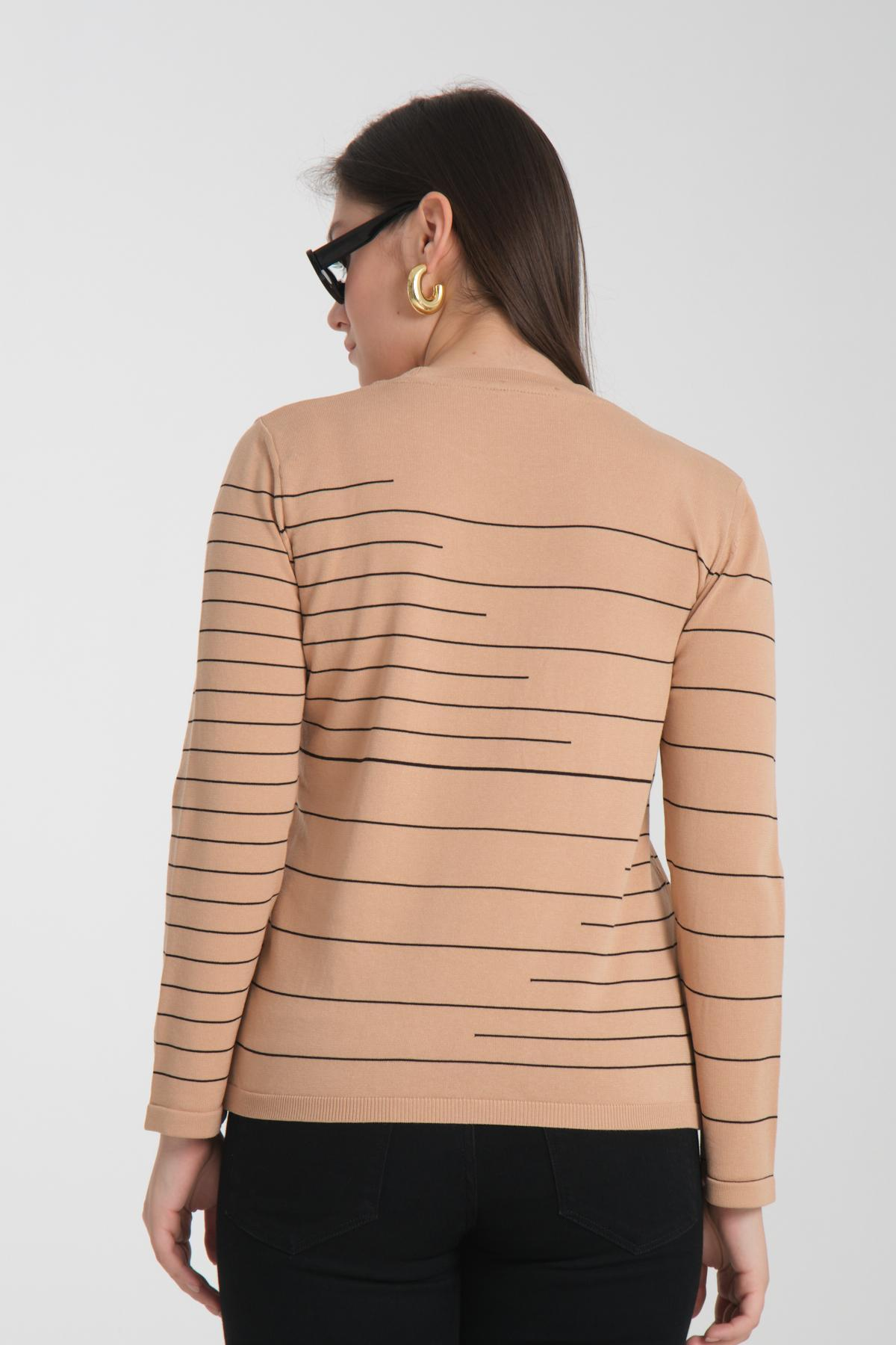 Wholesale Women Beige Crew Neck Striped Knit Blouse 722609