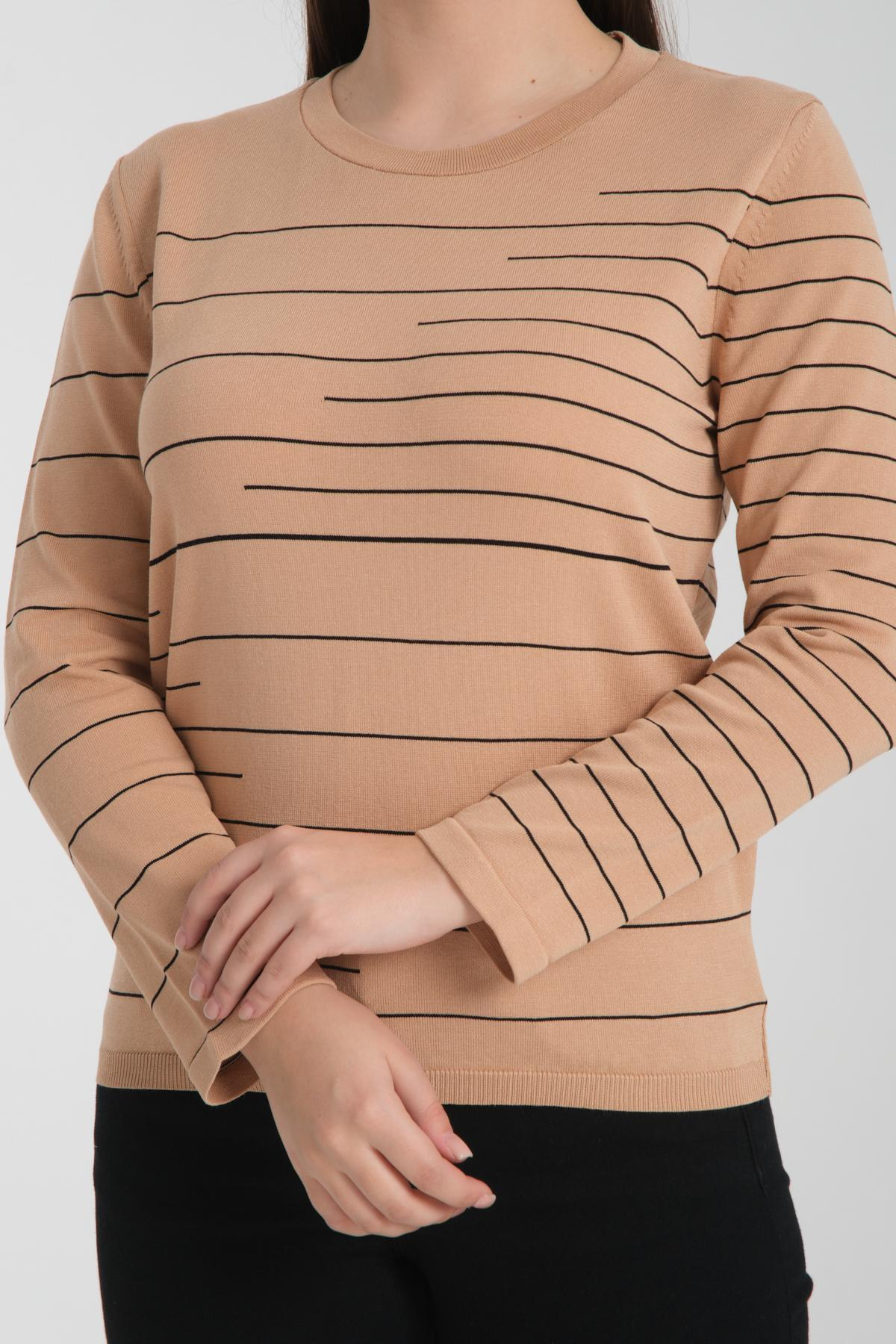 Wholesale Women Beige Crew Neck Striped Knit Blouse 722609
