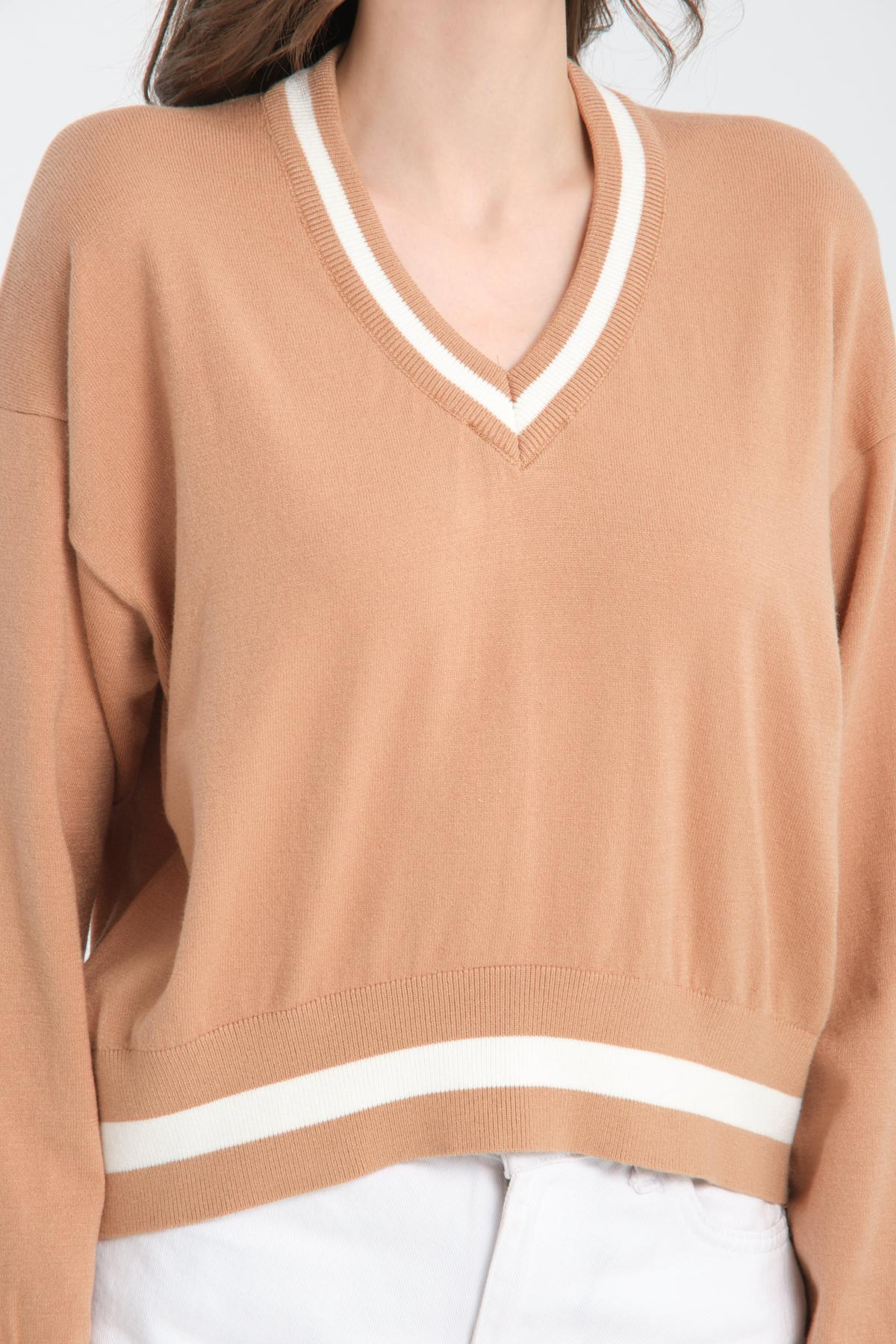 Wholesale Women Beige Cropped V-Neck Sweaters 710289