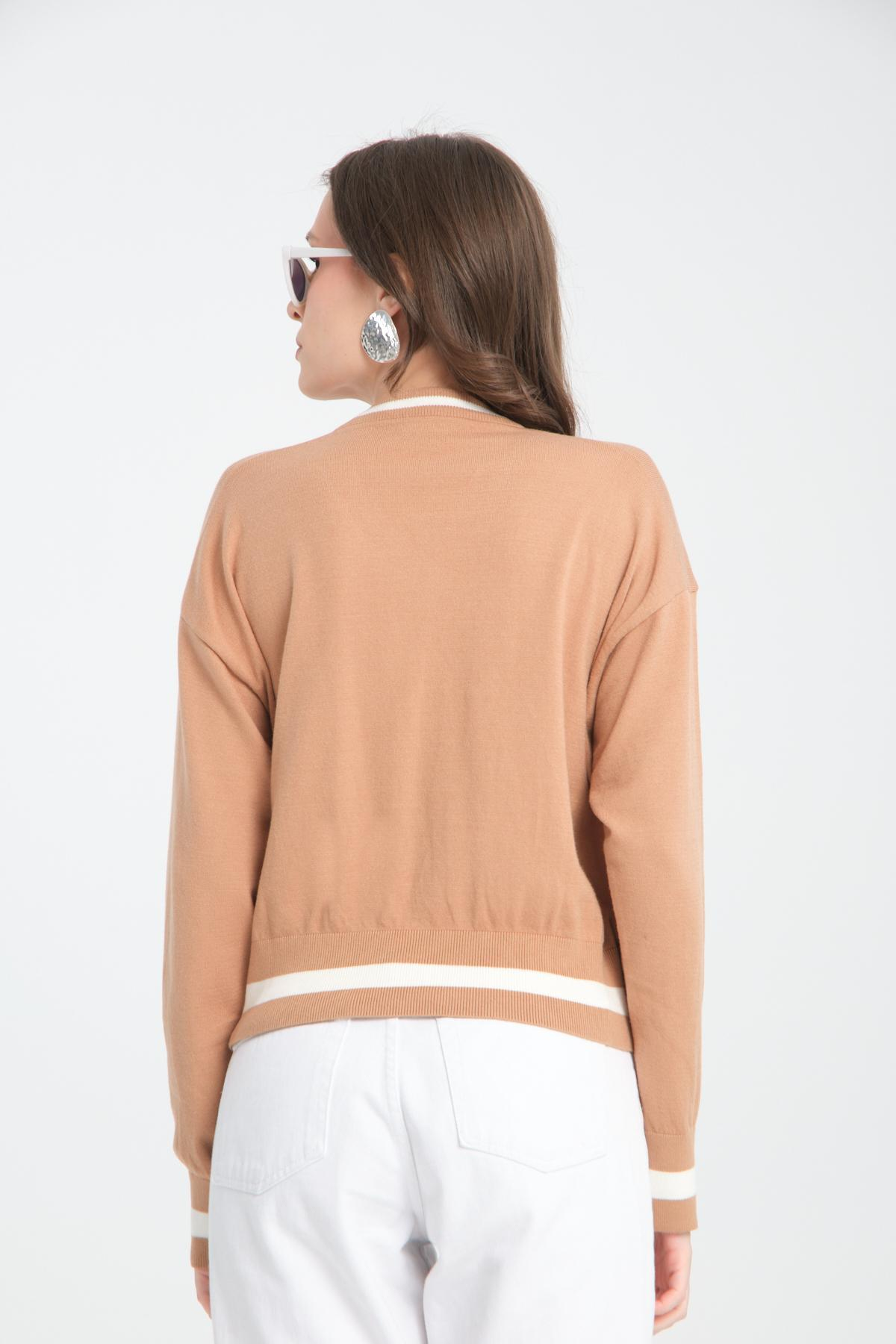 Wholesale Women Beige Cropped V-Neck Sweaters 710289
