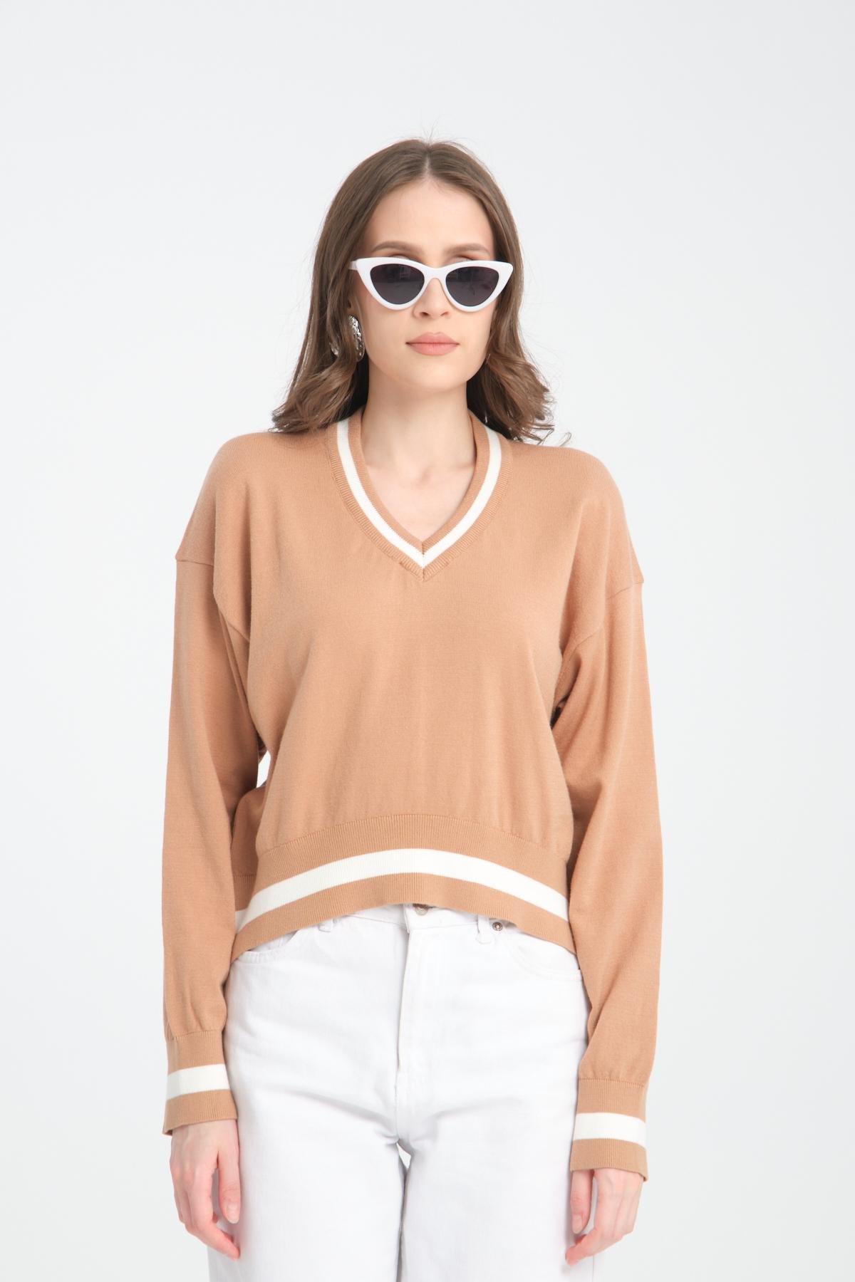 Wholesale Women Beige Cropped V-Neck Sweaters 710289