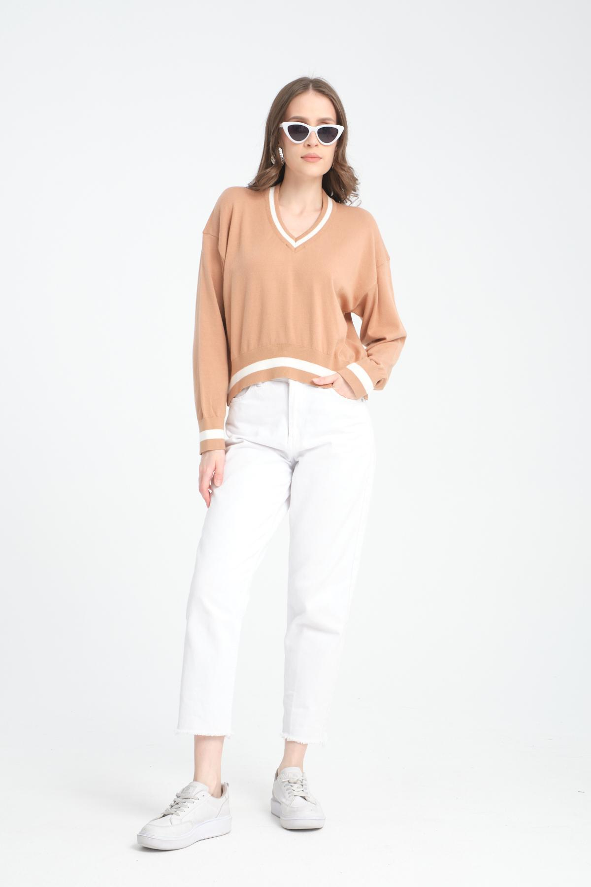 Wholesale Women Beige Cropped V-Neck Sweaters 710289