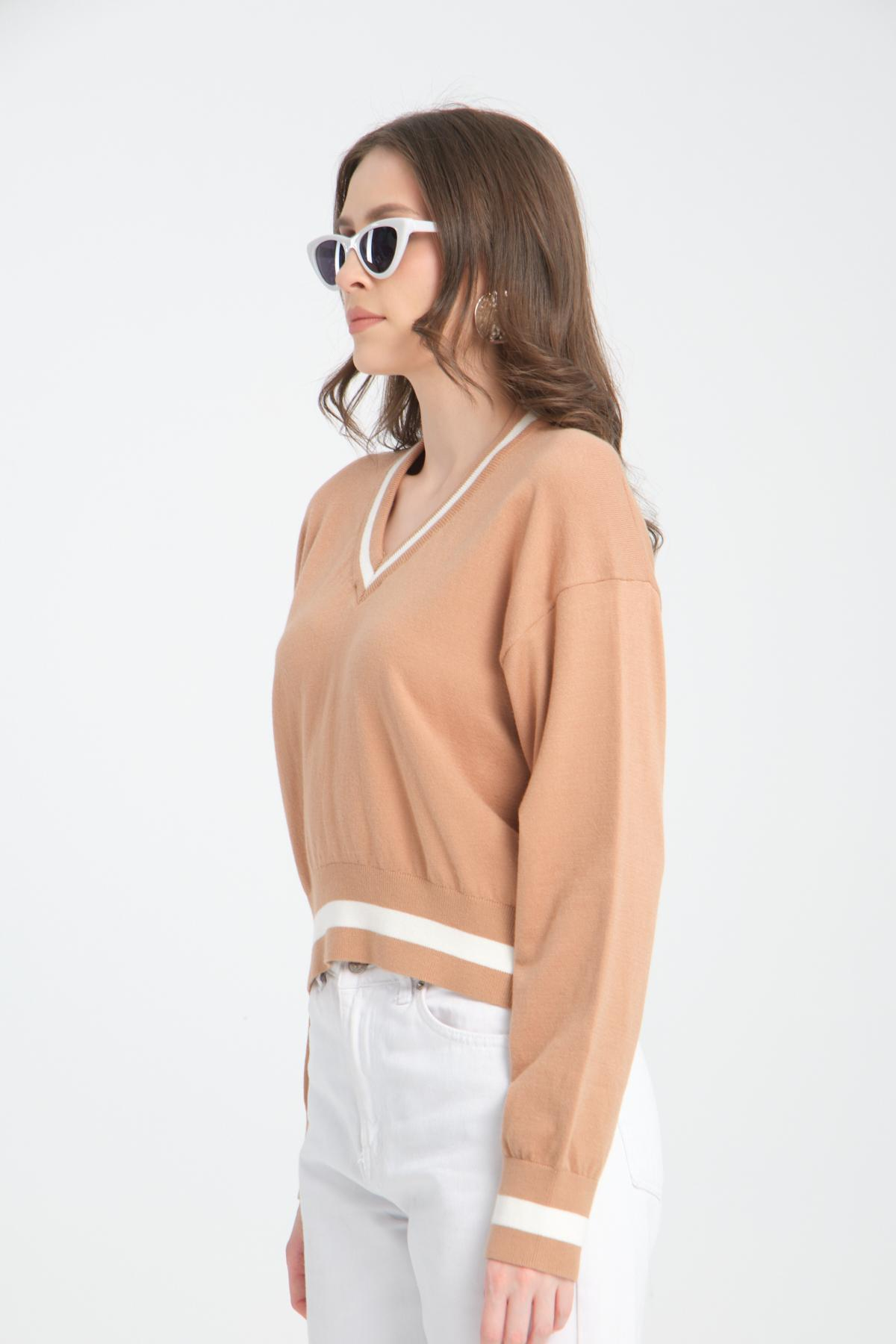 Wholesale Women Beige Cropped V-Neck Sweaters 710289