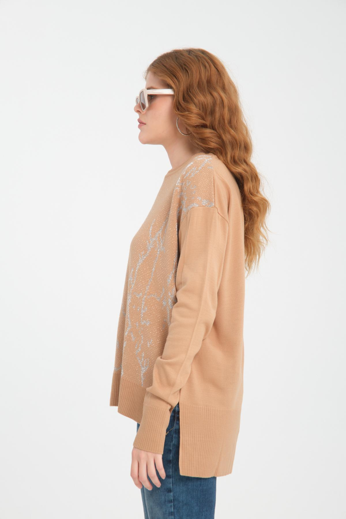 Wholesale Women Beige Glitter Crew-Neck Sweaters 710989