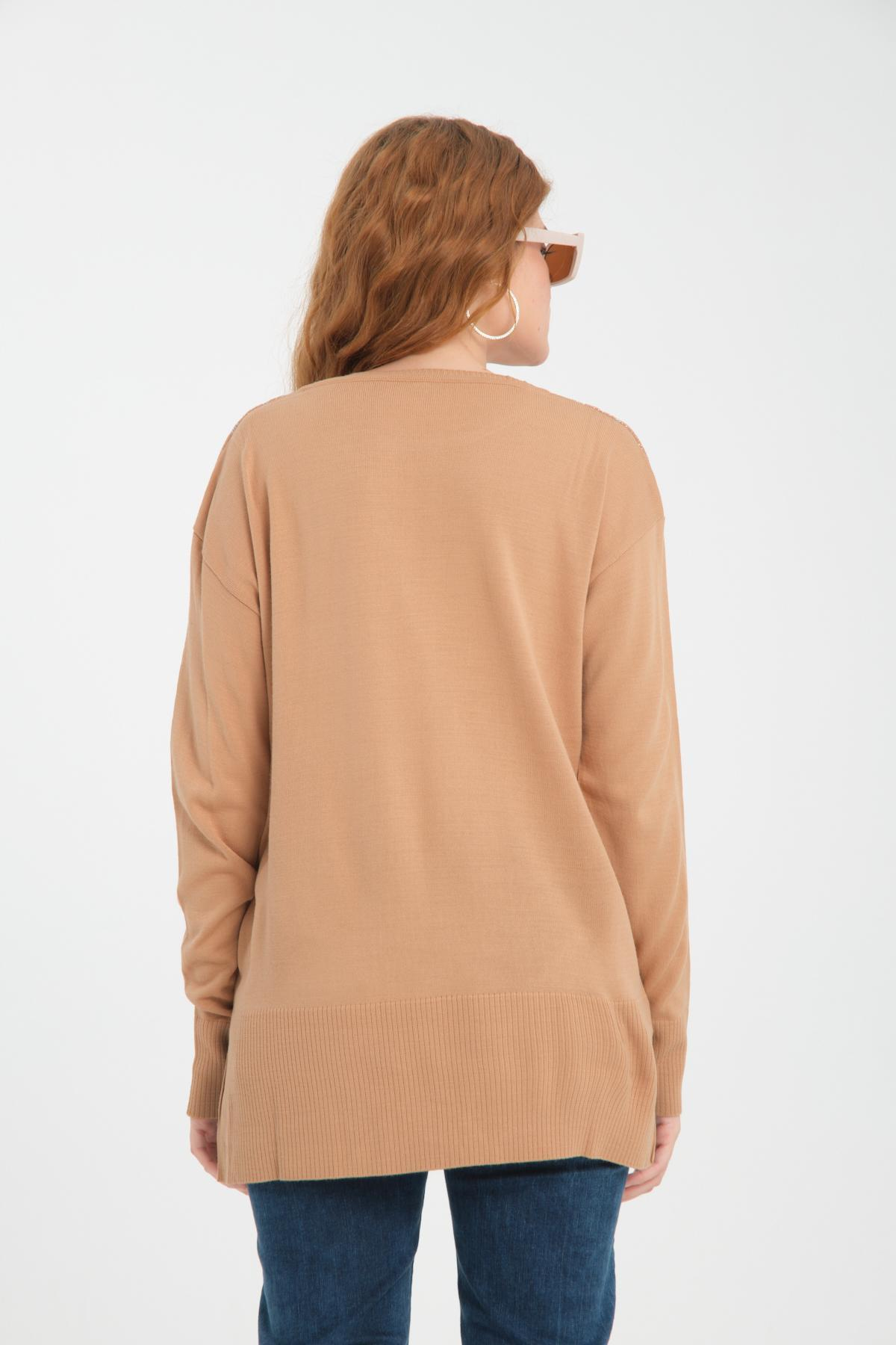 Wholesale Women Beige Glitter Crew-Neck Sweaters 710989