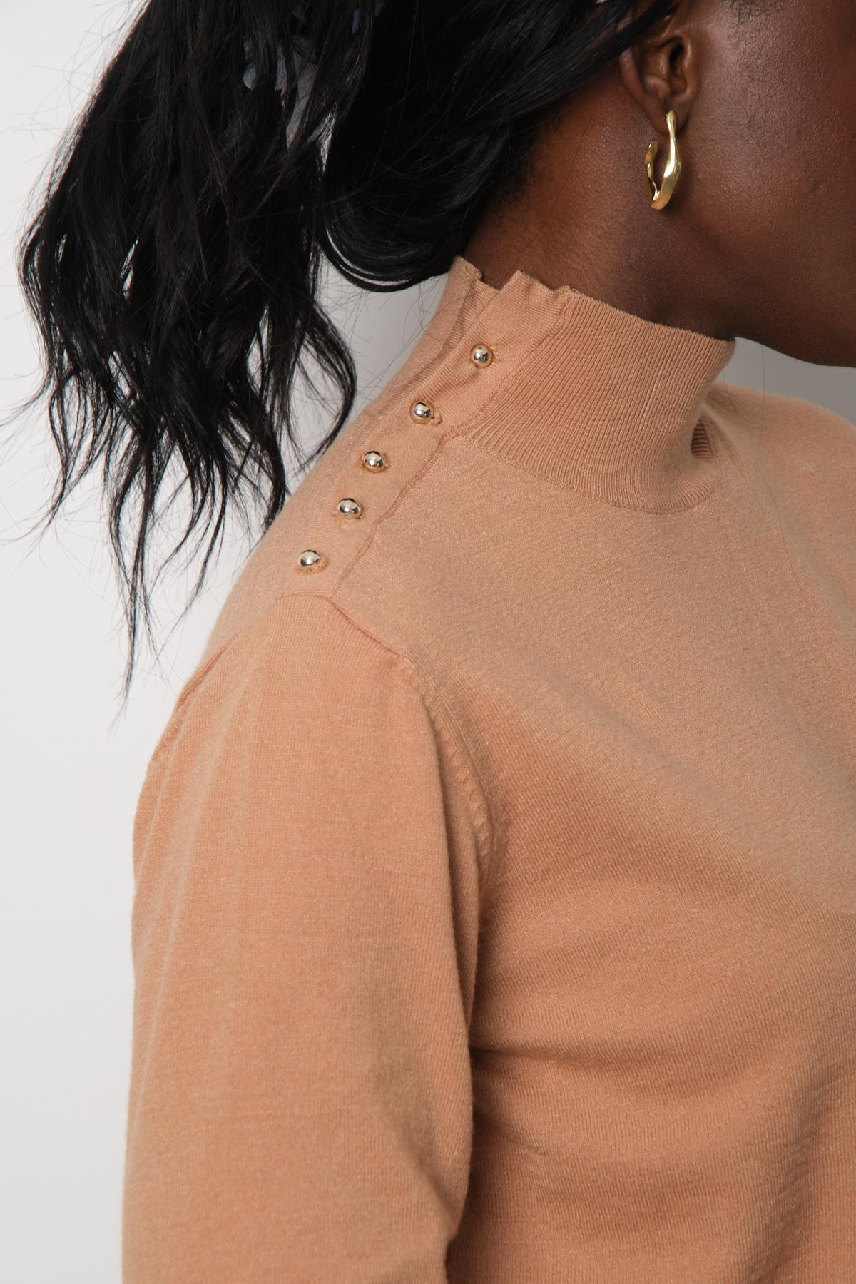 Wholesale Women Beige Mock-Neck Sweaters 711152