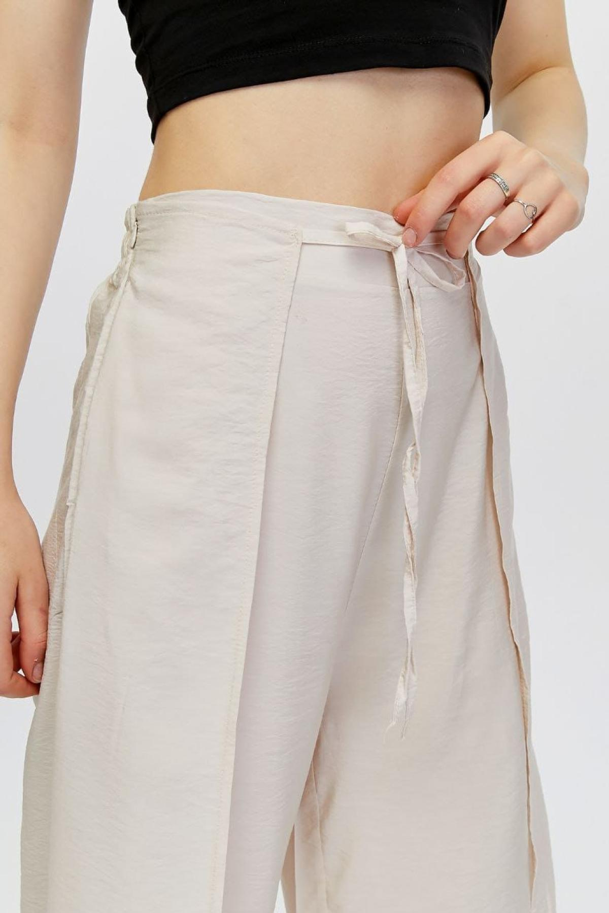 Wholesale Women Beige Pants 722735