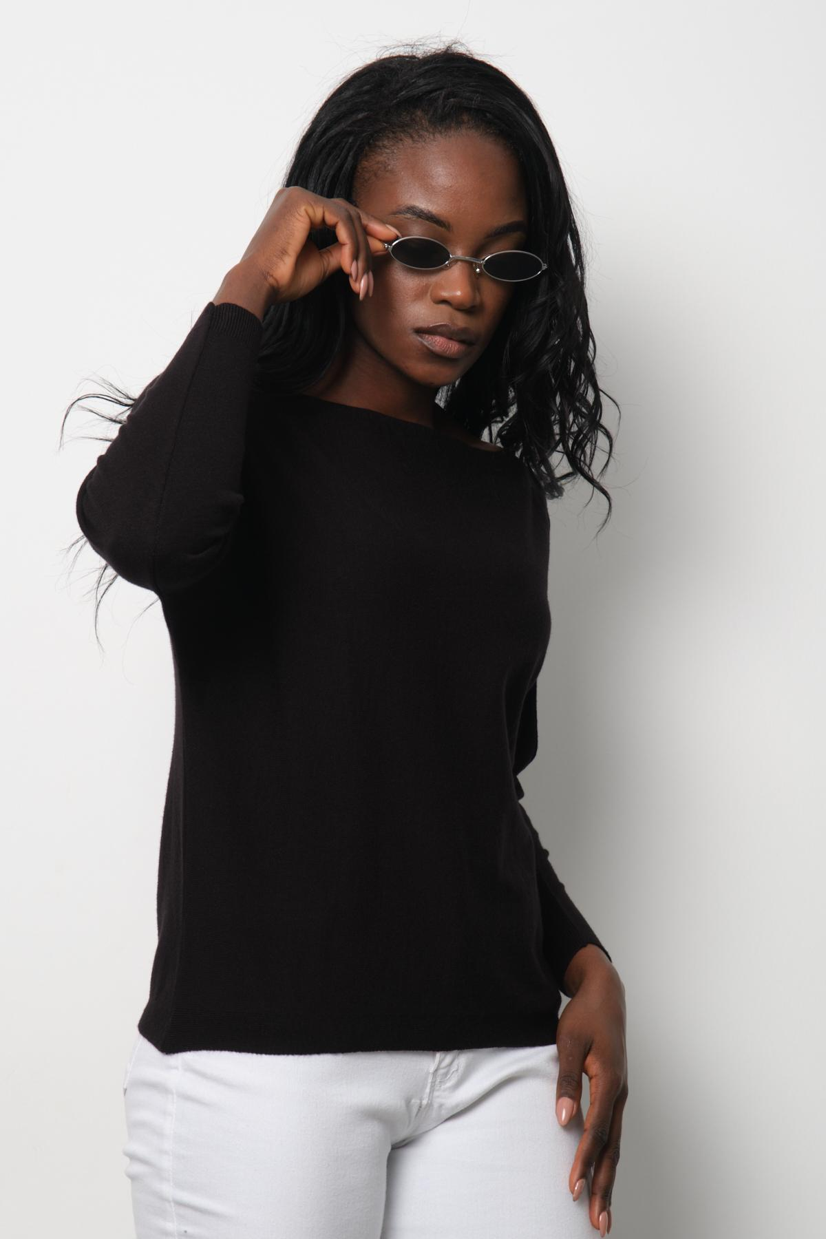 Wholesale Women Black Boat-Neck Sweaters 711028