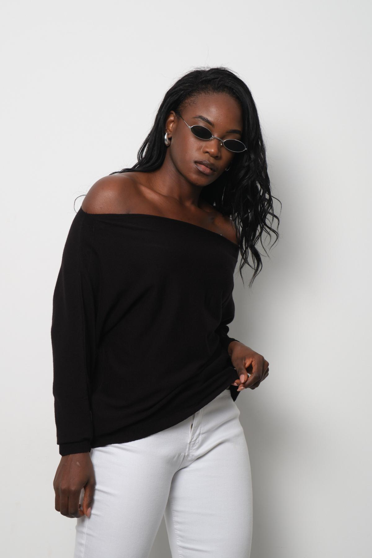 Wholesale Women Black Boat-Neck Sweaters 711028