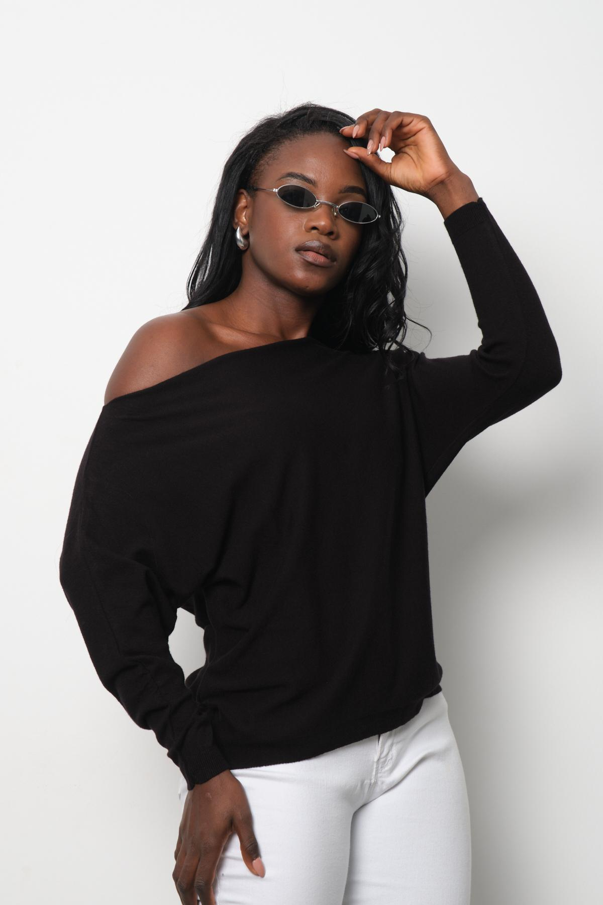Wholesale Women Black Boat-Neck Sweaters 711028