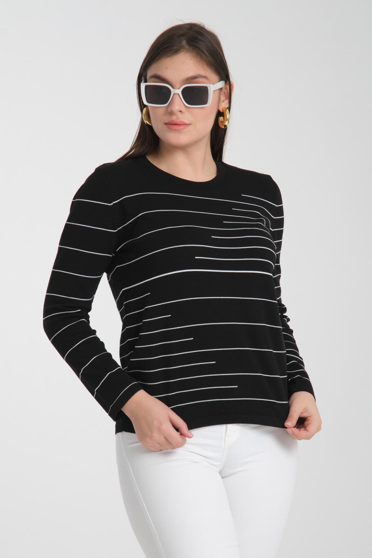 Wholesale Women Black Crew Neck Striped Knit Blouse 722608