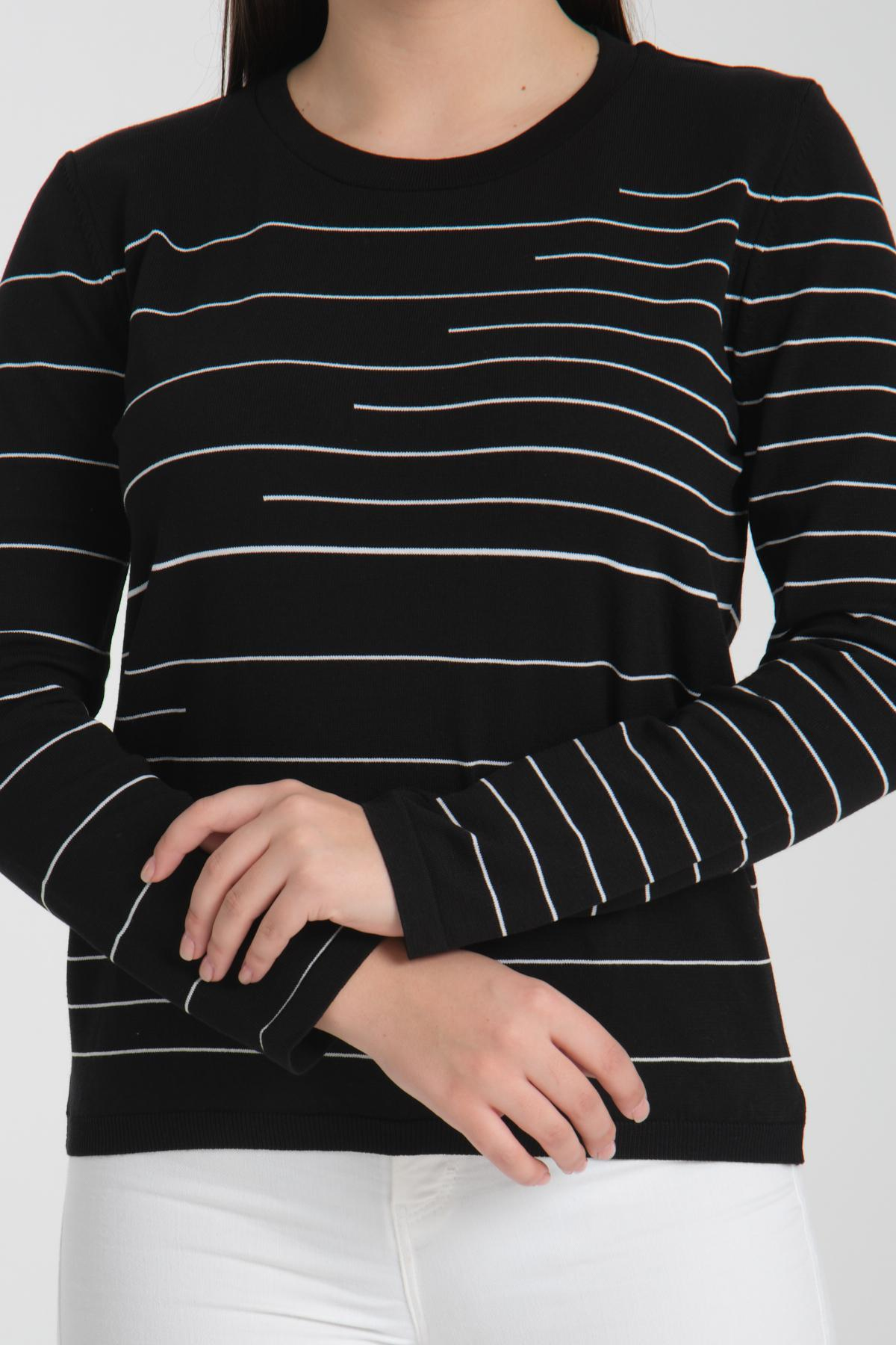 Wholesale Women Black Crew Neck Striped Knit Blouse 722608