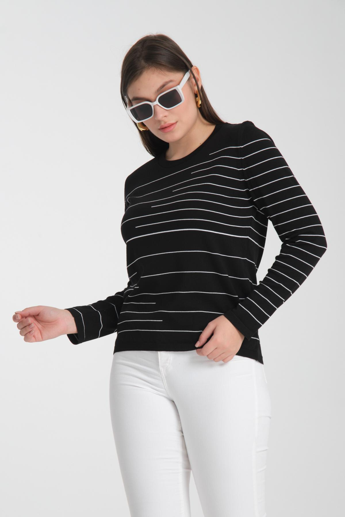 Wholesale Women Black Crew Neck Striped Knit Blouse 722608