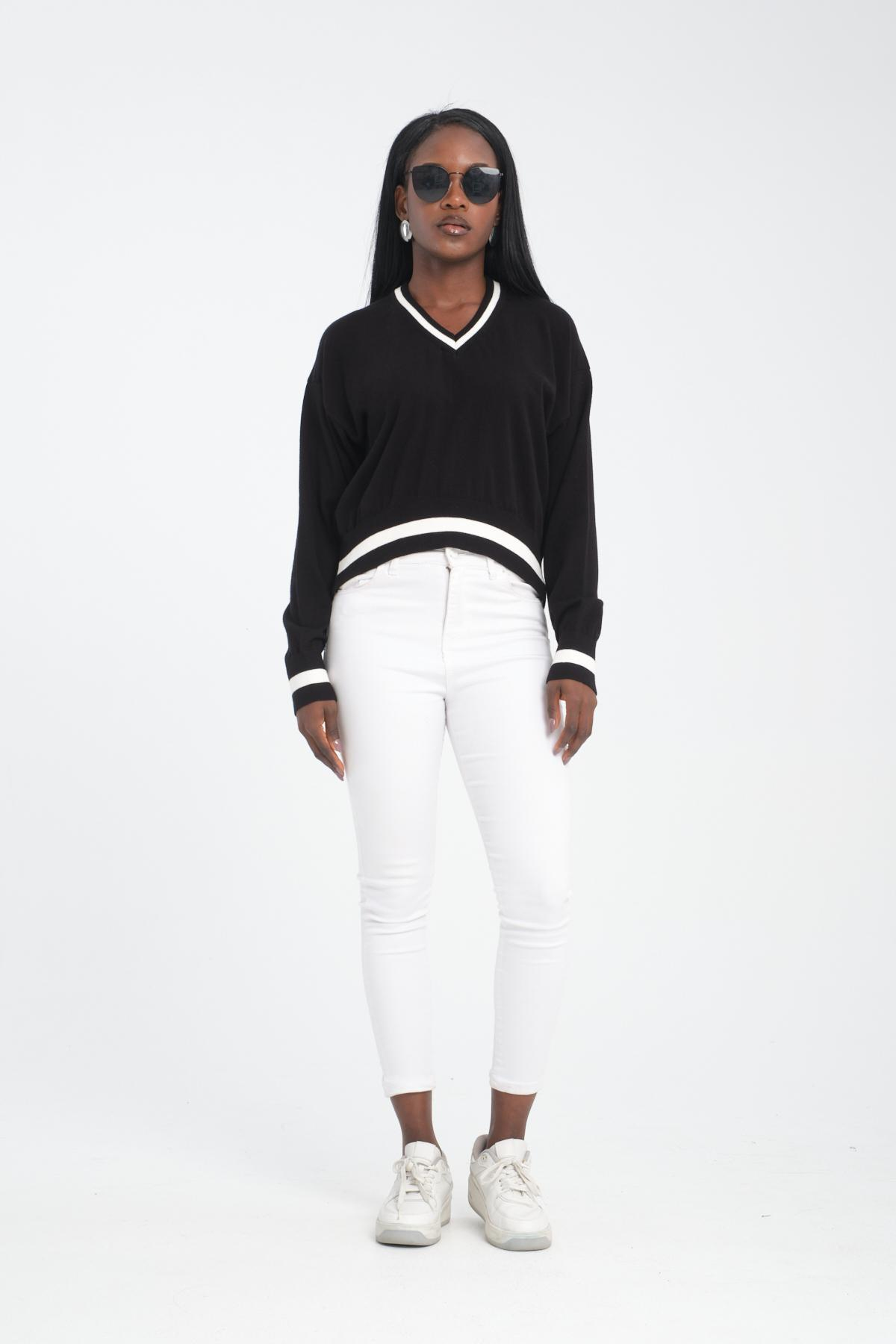 Wholesale Women Black Cropped V-Neck Sweaters 710285