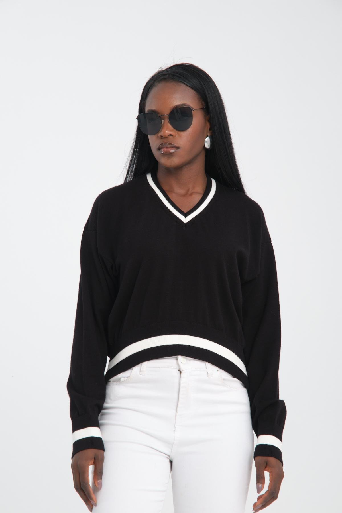 Wholesale Women Black Cropped V-Neck Sweaters 710285