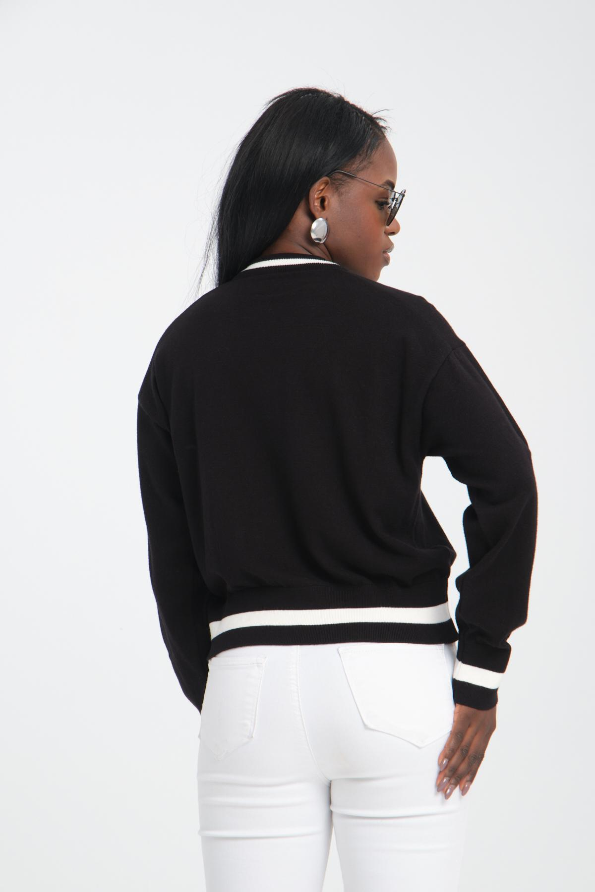 Wholesale Women Black Cropped V-Neck Sweaters 710285