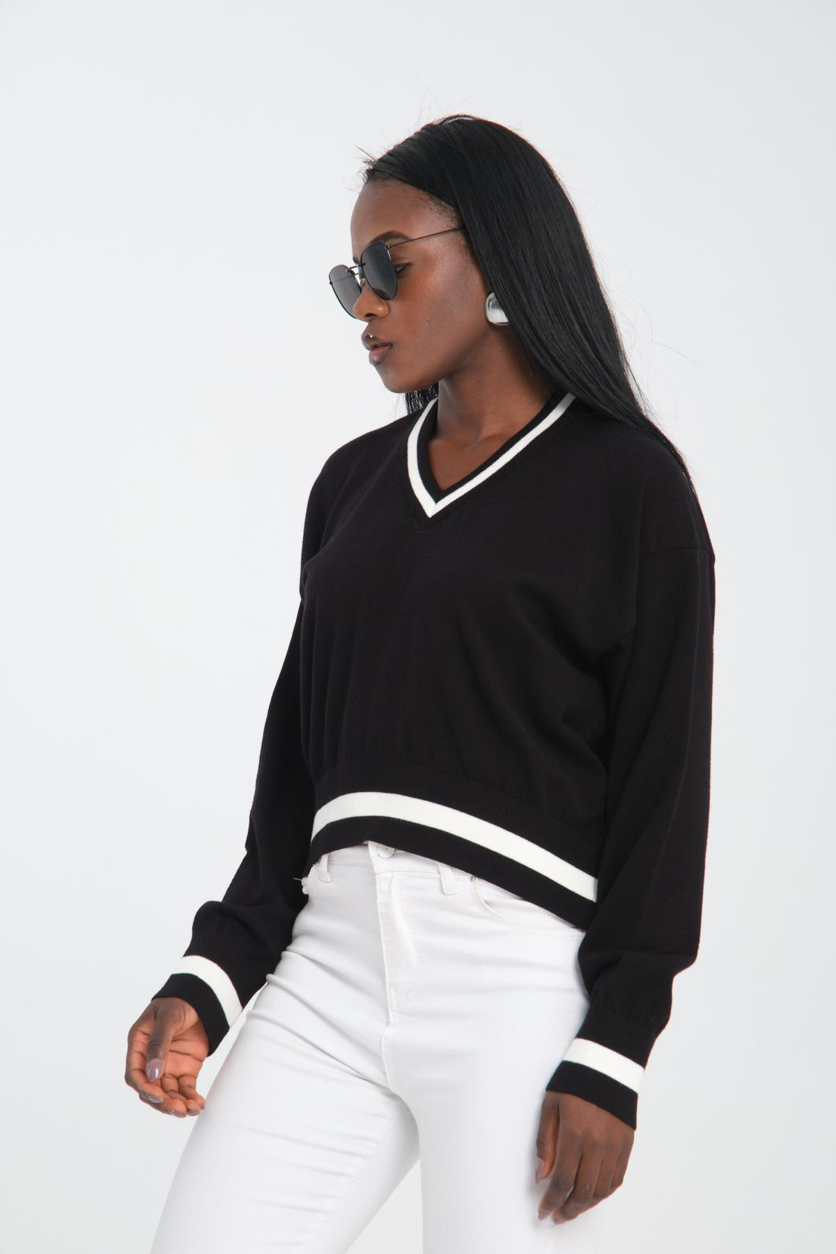 Wholesale Women Black Cropped V-Neck Sweaters 710285