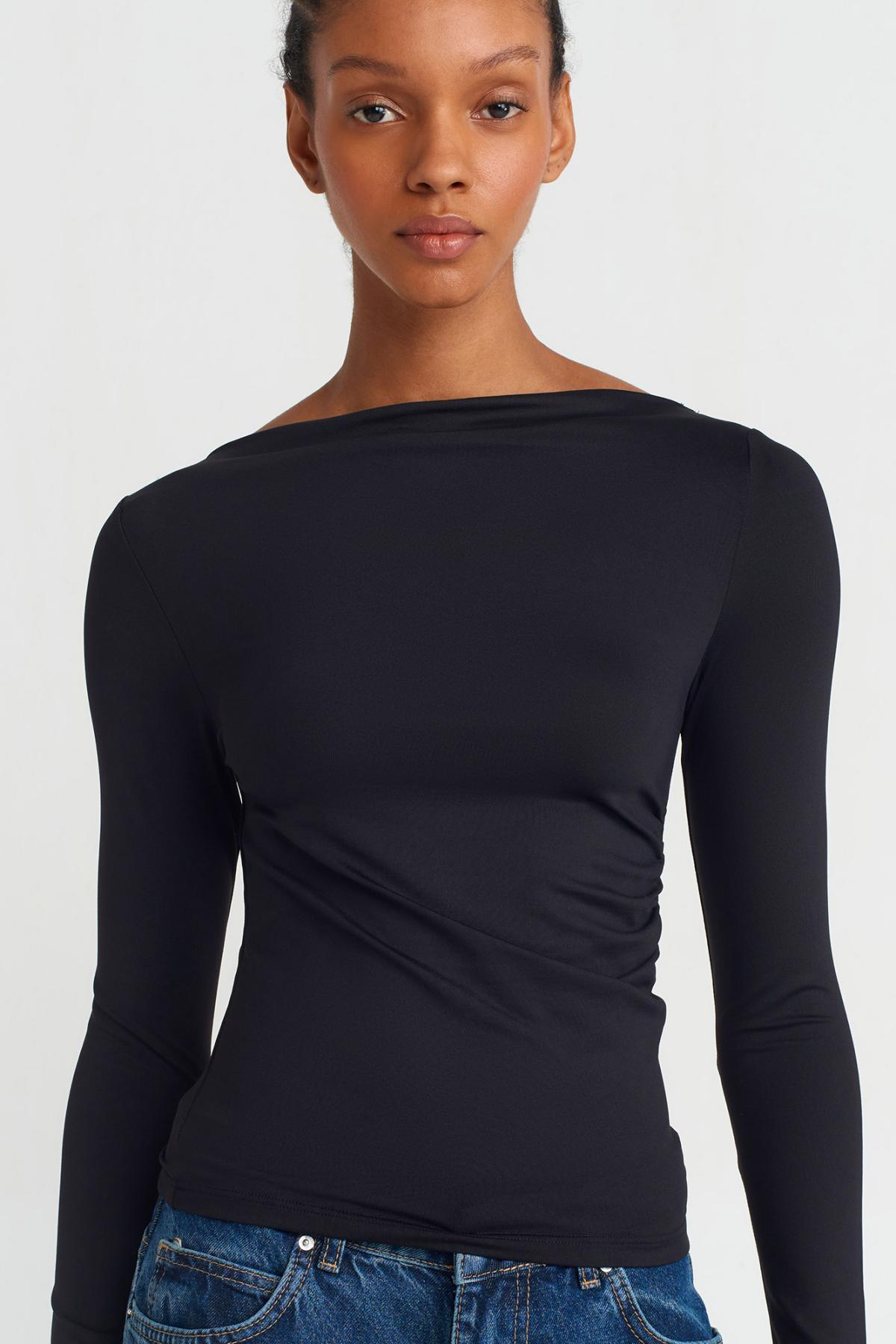 Wholesale Women Black Long Sleeve Asymmetric T-shirt 719603