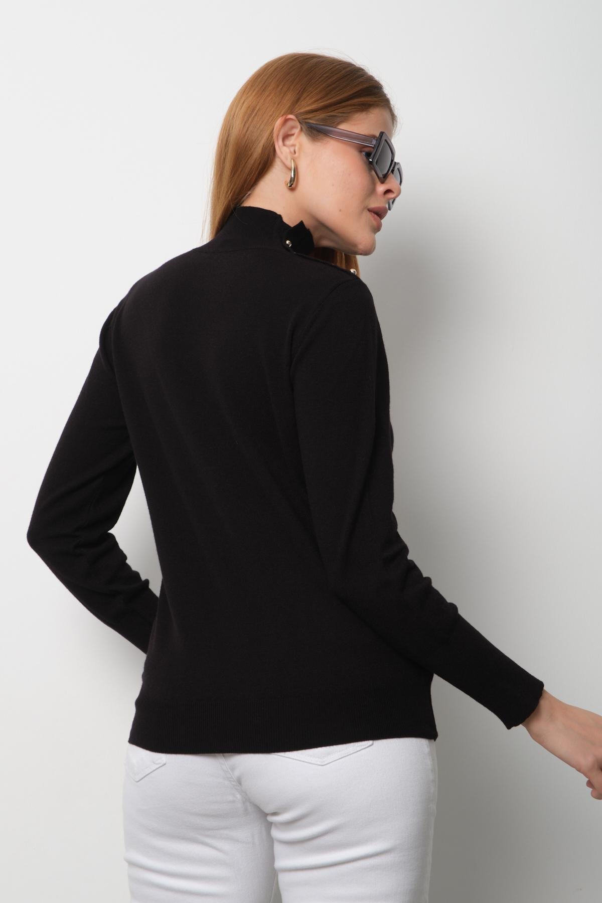 Wholesale Women Black Mock-Neck Sweaters 711150