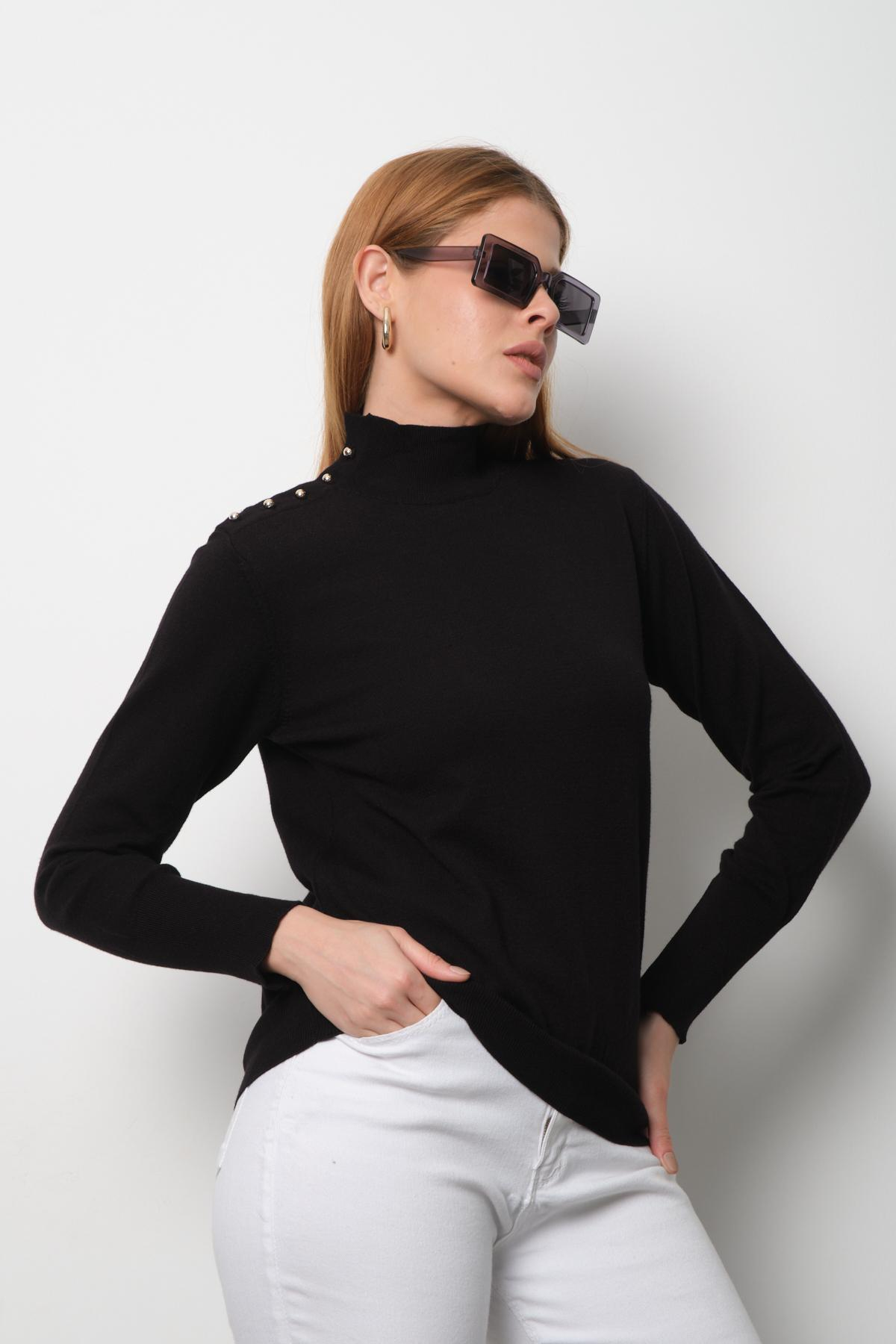 Wholesale Women Black Mock-Neck Sweaters 711150
