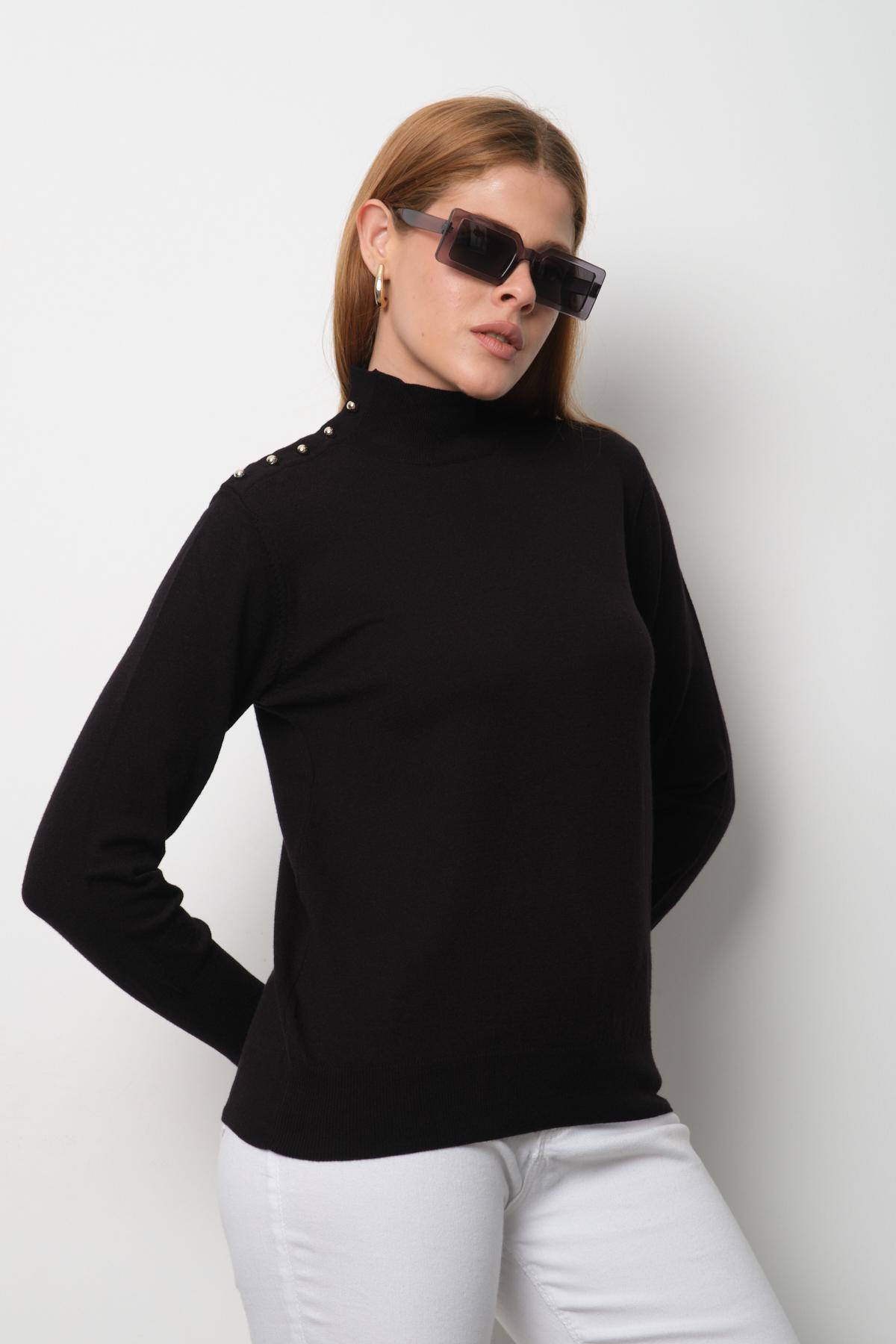 Wholesale Women Black Mock-Neck Sweaters 711150