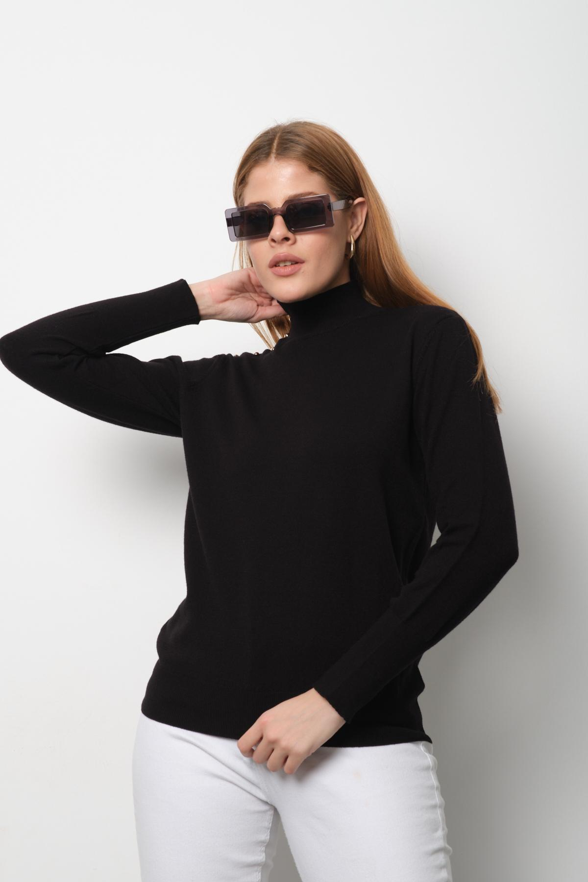 Wholesale Women Black Mock-Neck Sweaters 711150