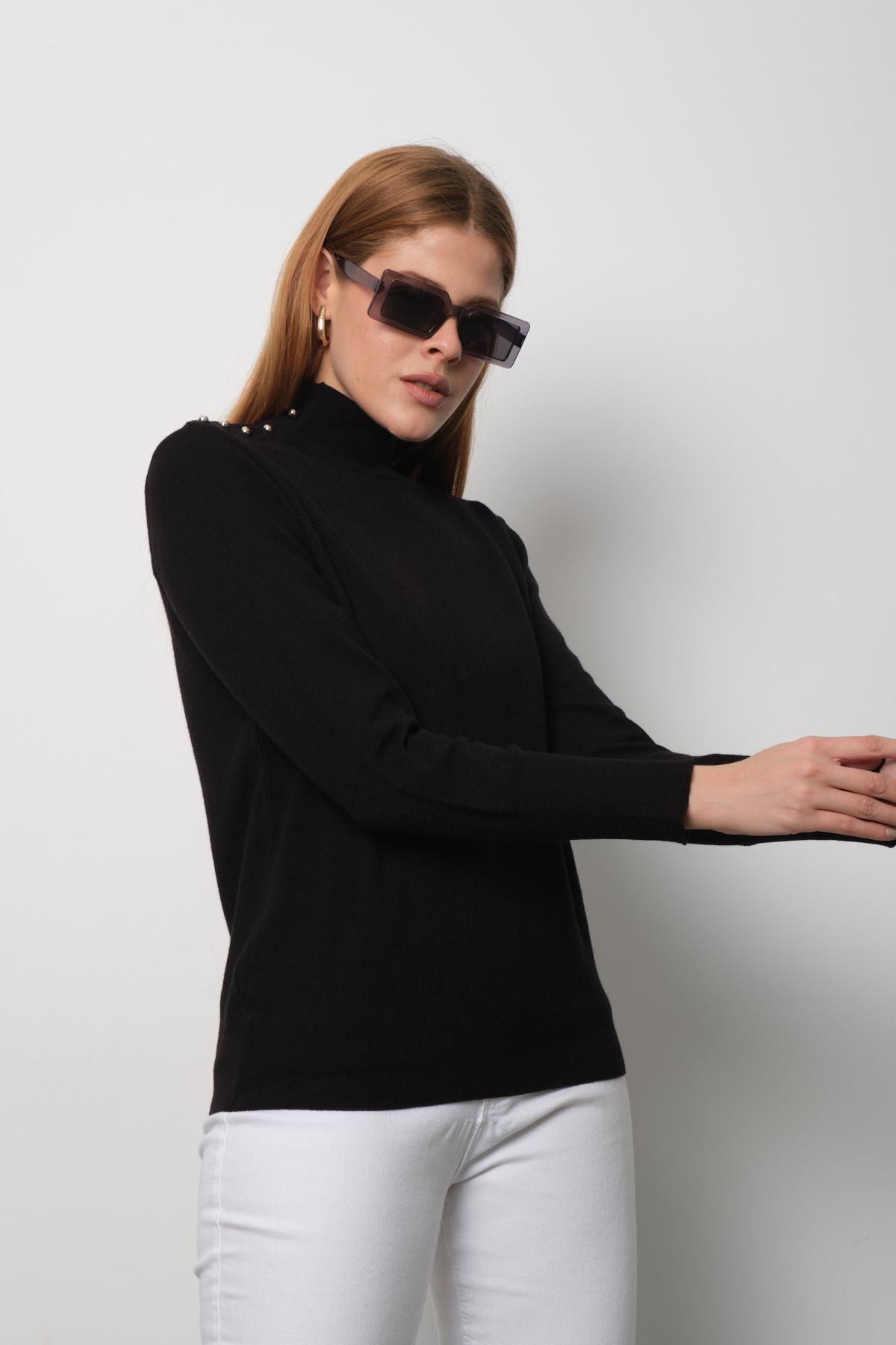 Wholesale Women Black Mock-Neck Sweaters 711150