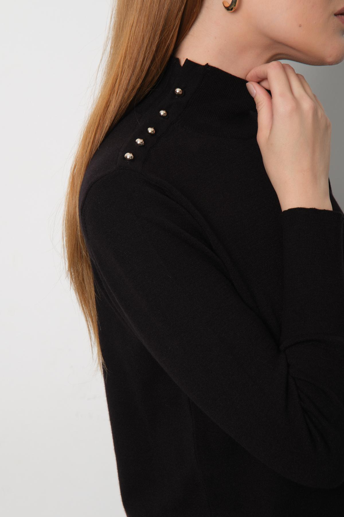 Wholesale Women Black Mock-Neck Sweaters 711150