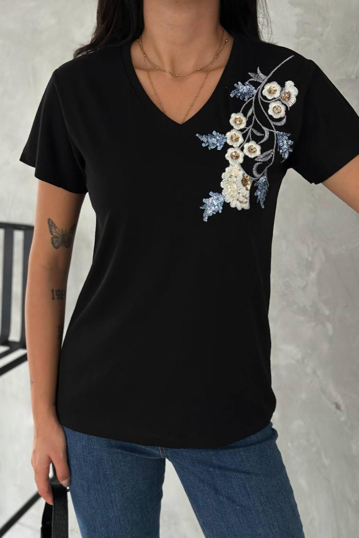 Wholesale Women Black Printed V-Neck T-shirt 720123