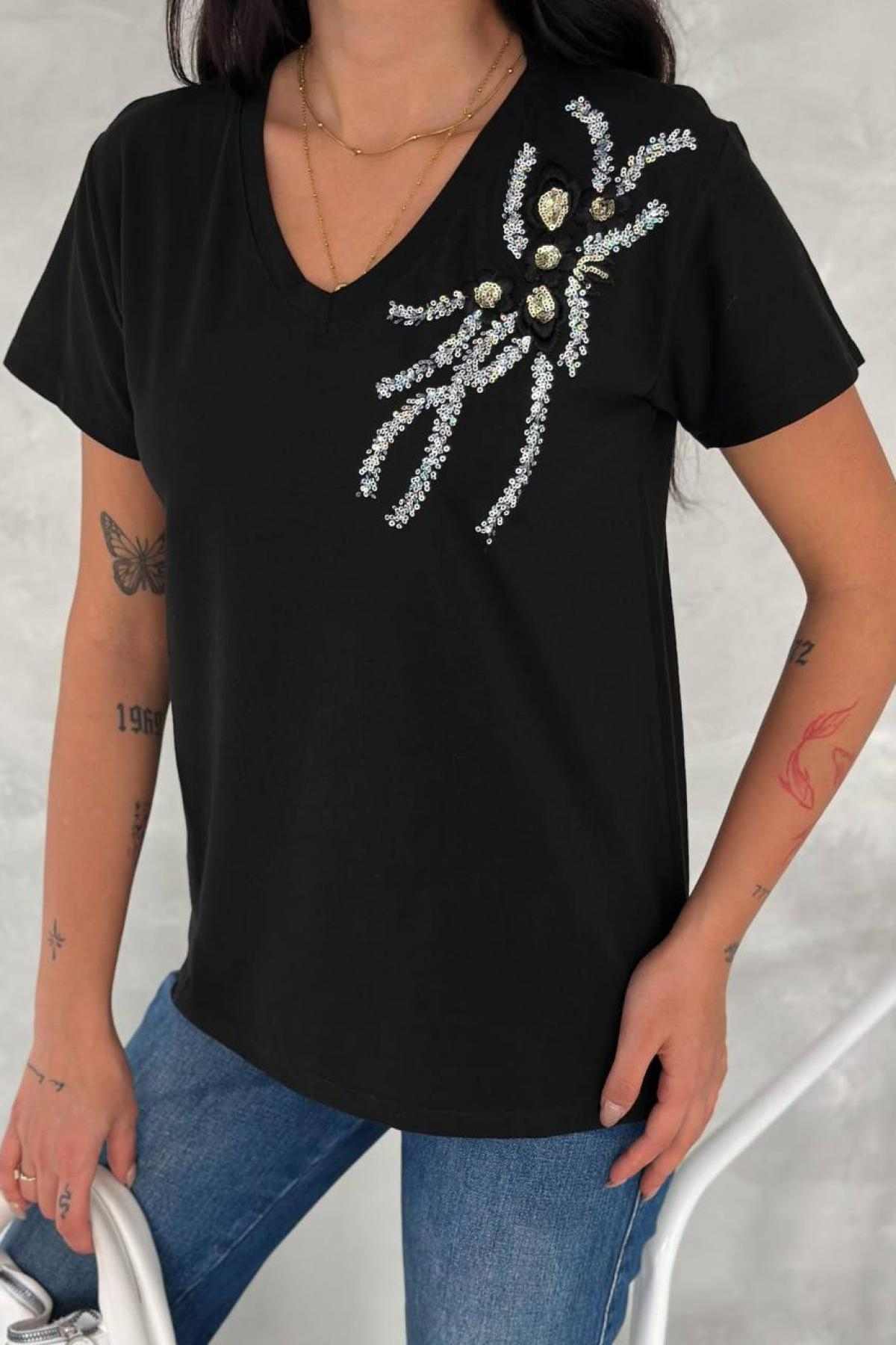 Wholesale Women Black Printed V-Neck T-shirt 720157