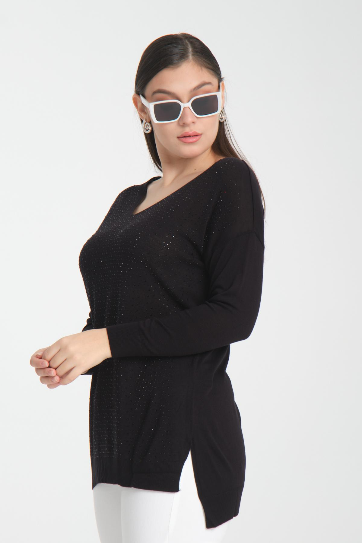 Wholesale Women Black Rhinestone-Embellished V Neck Knit Blouse with Side Slits 722625
