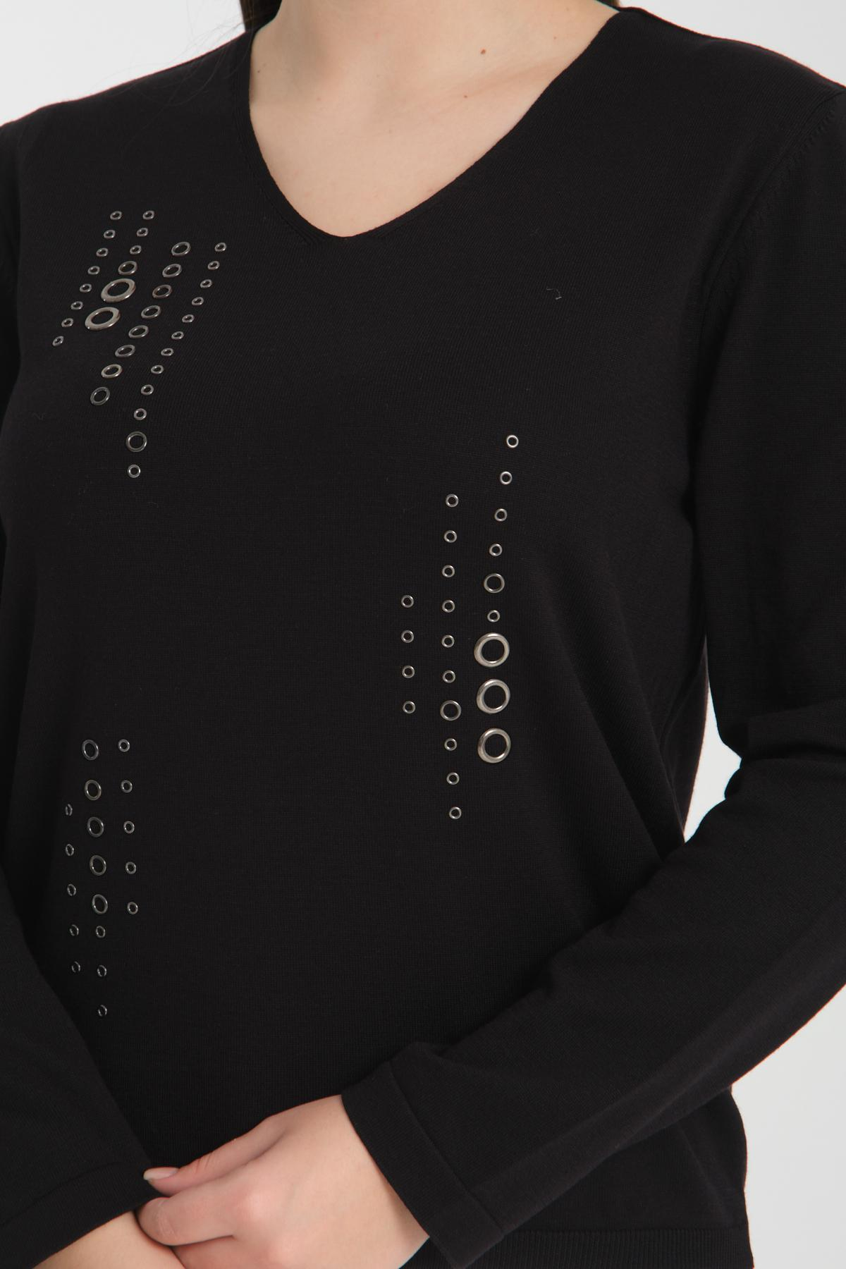 Wholesale Women Black Studded V Neck Knit Blouse 722636