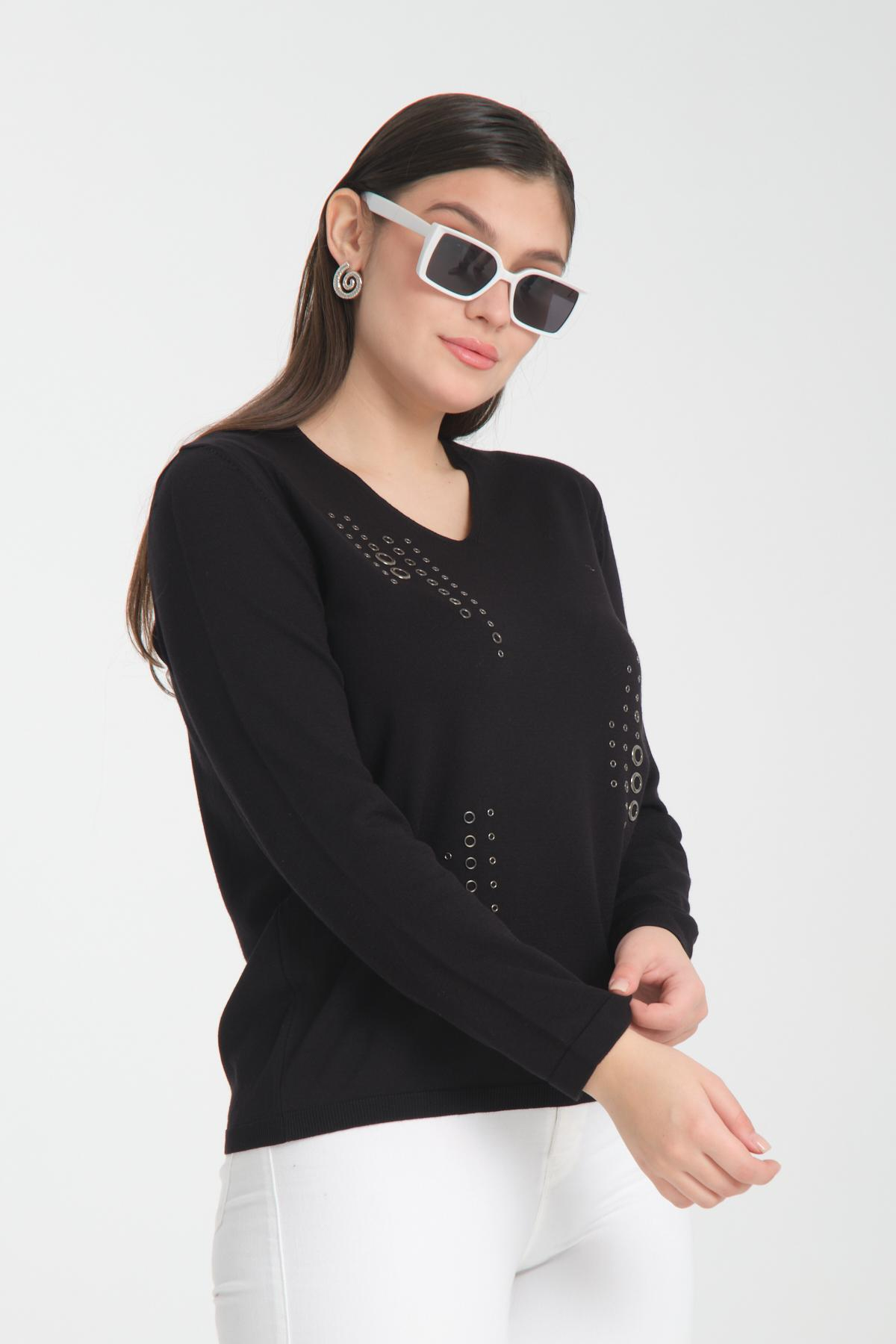 Wholesale Women Black Studded V Neck Knit Blouse 722636