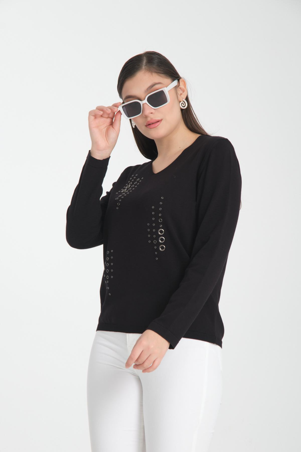 Wholesale Women Black Studded V Neck Knit Blouse 722636
