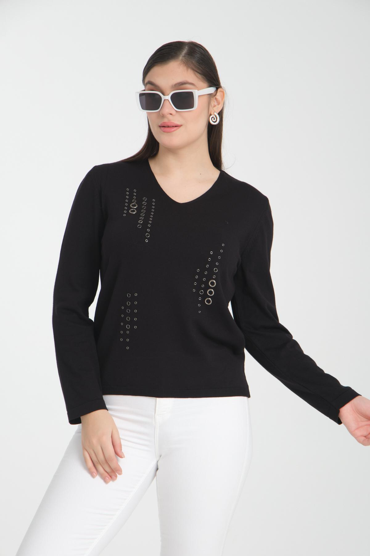Wholesale Women Black Studded V Neck Knit Blouse 722636