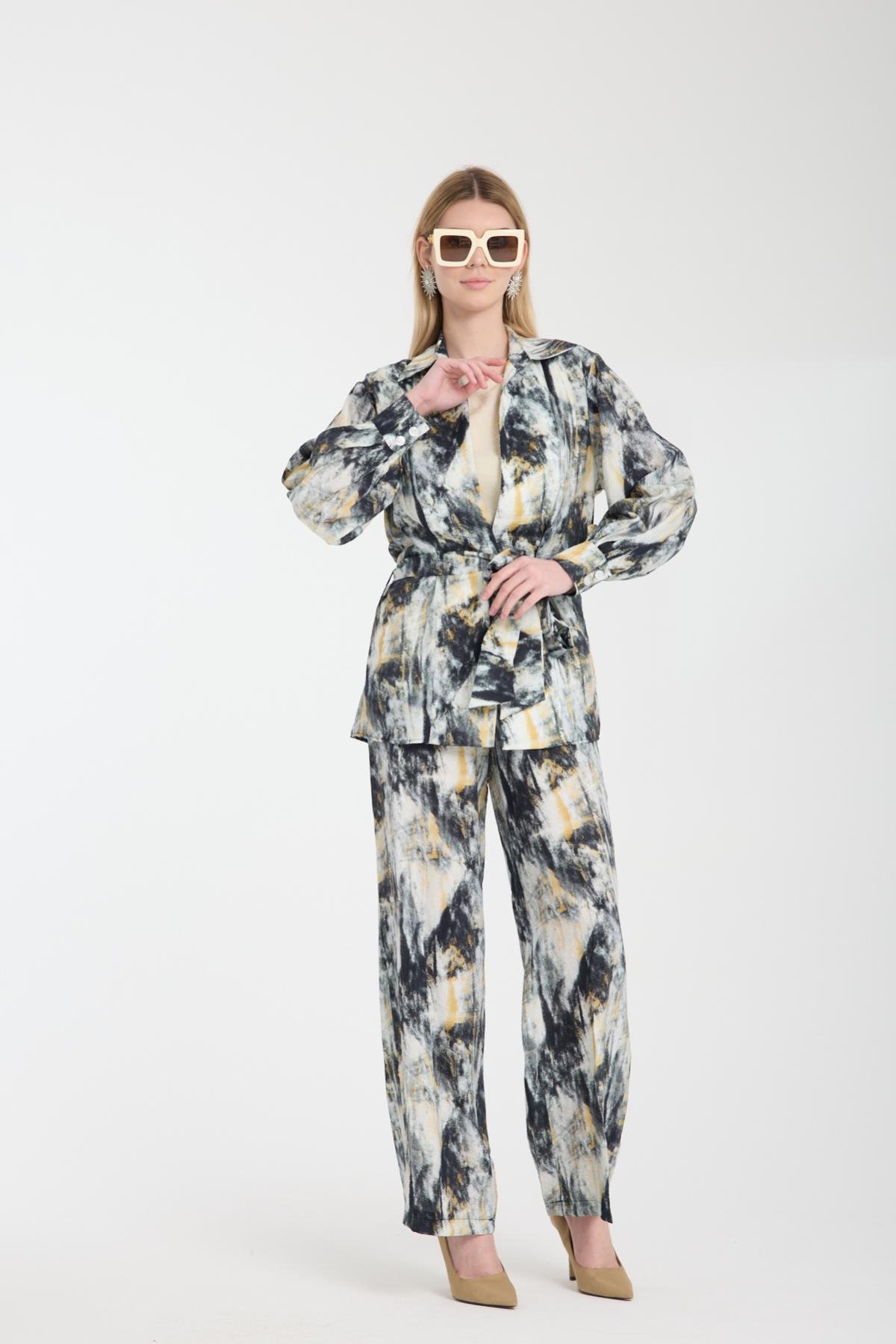 Wholesale Women Black Three-Piece Patterned Suit 729222