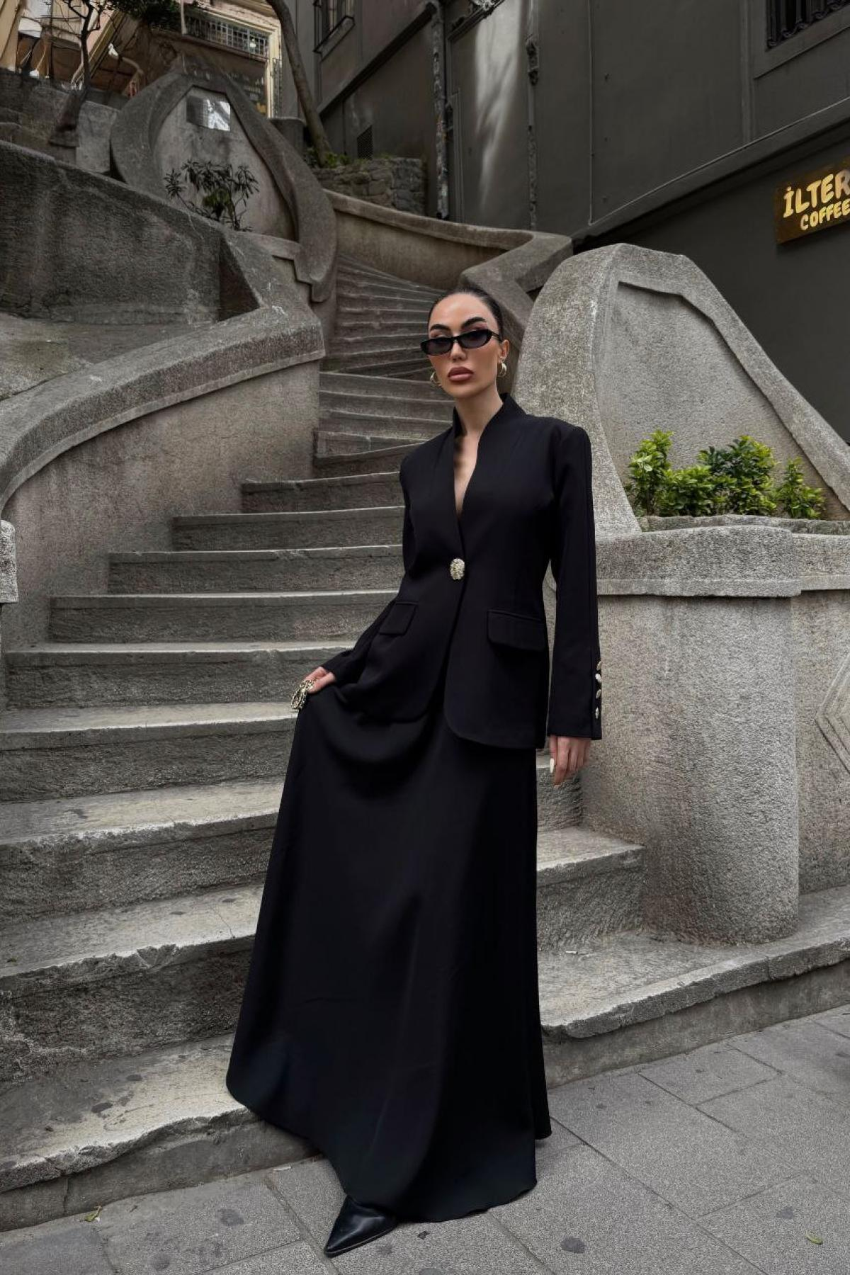 Wholesale Women Black Two Piece Suit Blazer and Skirt Set 737327