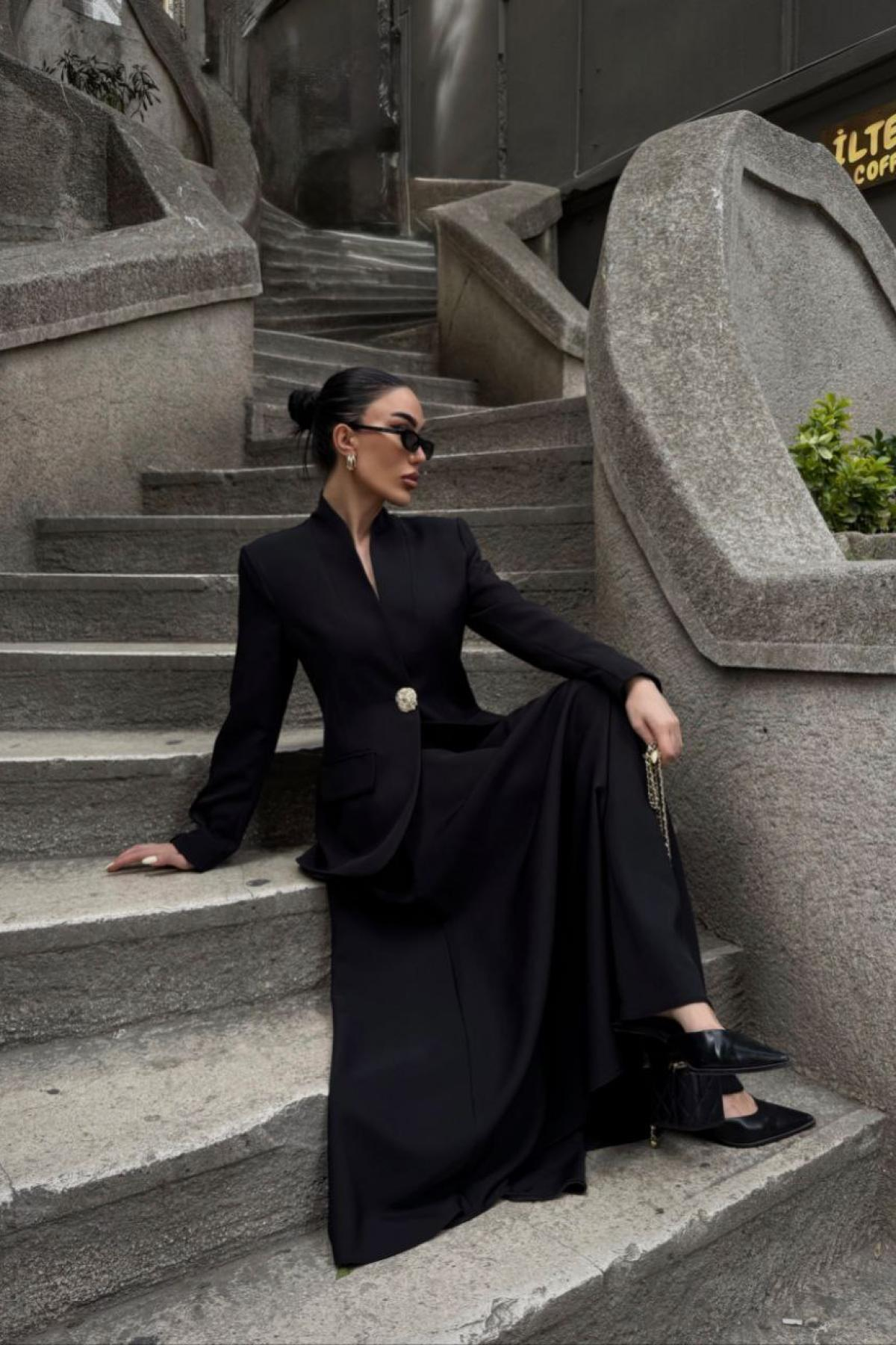 Wholesale Women Black Two Piece Suit Blazer and Skirt Set 737327