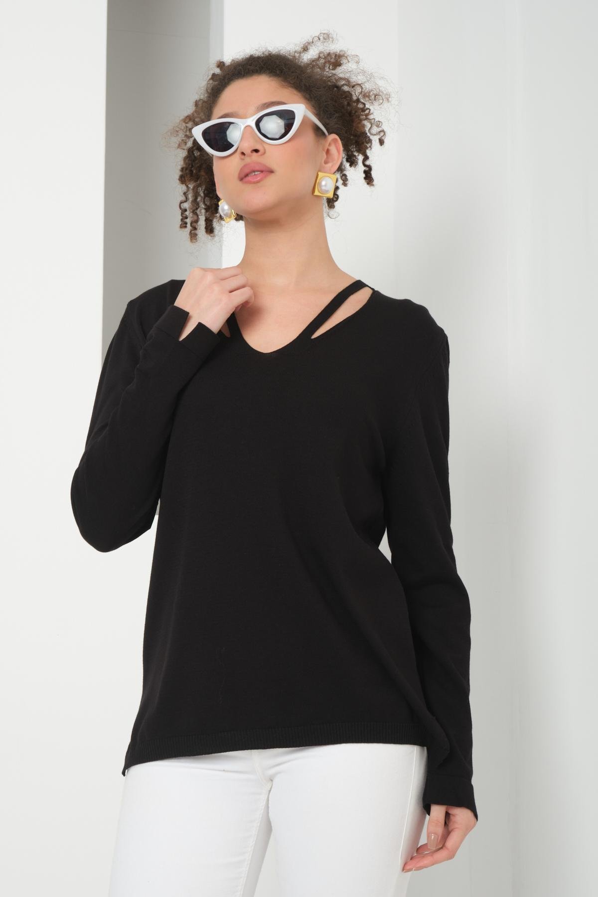 Wholesale Women Black V-Neck Cut-Out Knit Blouse with Side Slits 724801