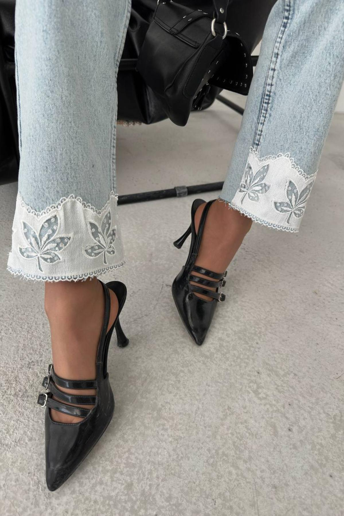 Wholesale Women Blue Lace Detailed Jeans 732083
