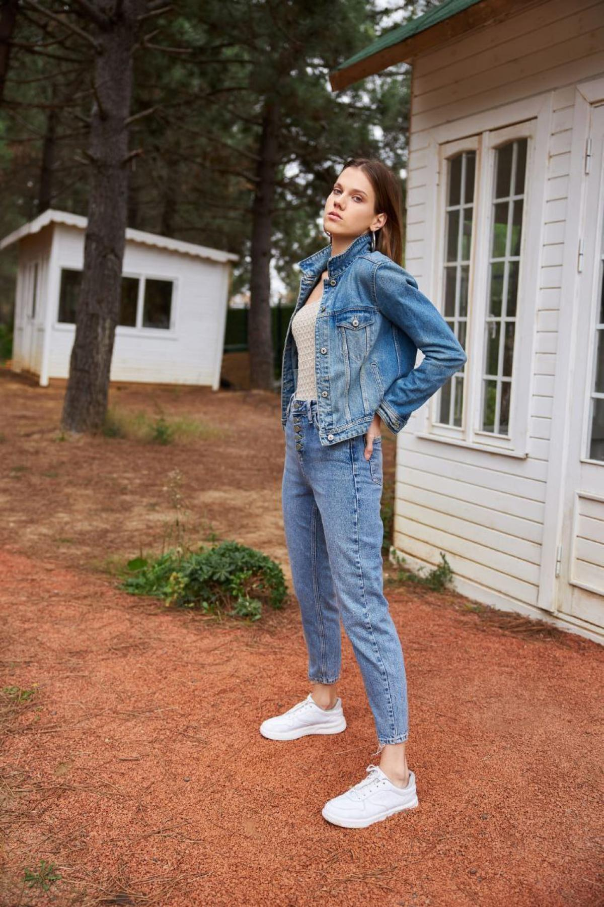 Wholesale Women Blue Mom Jeans 718027
