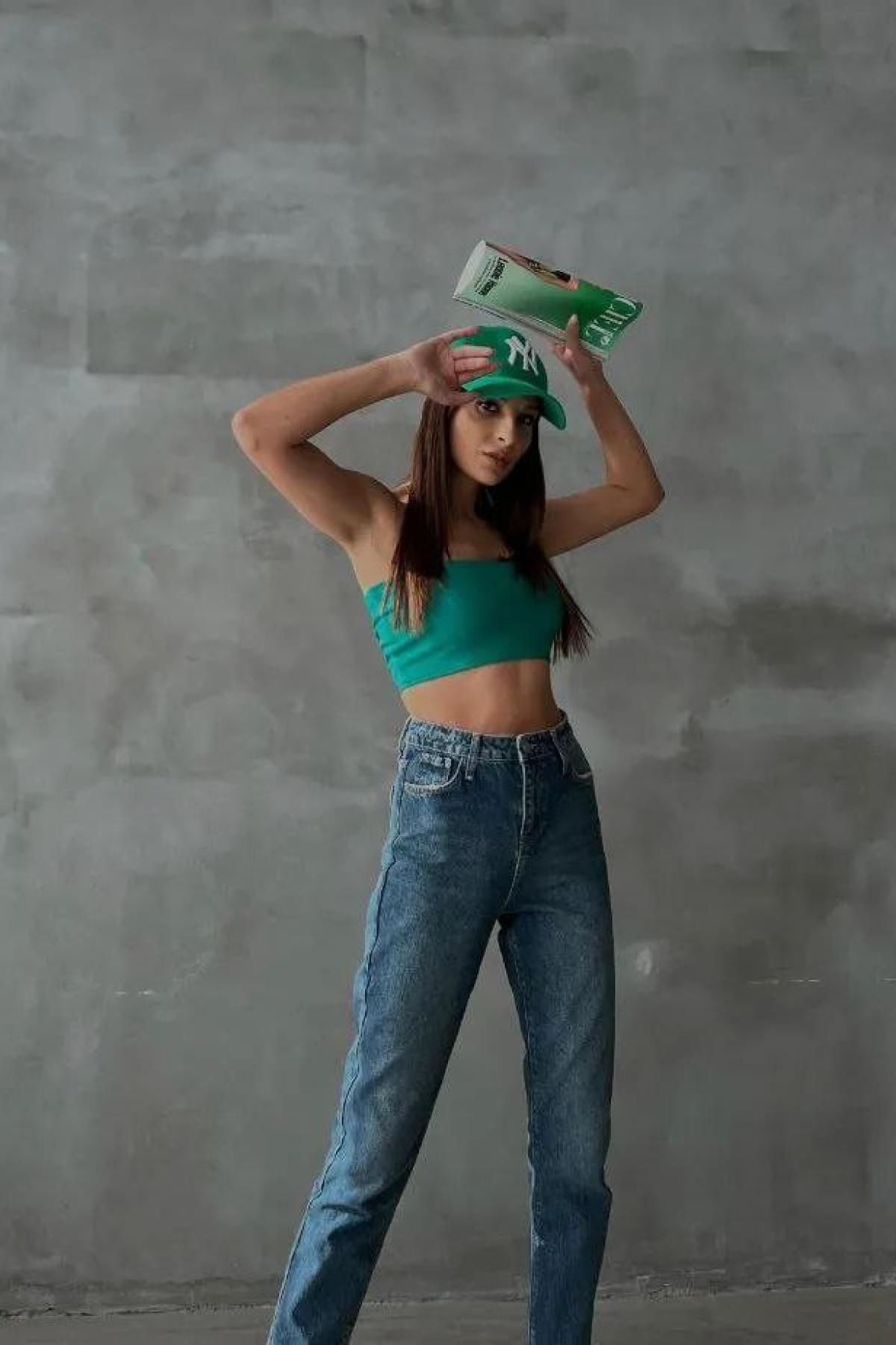 Wholesale Women Blue Mom Jeans 718025