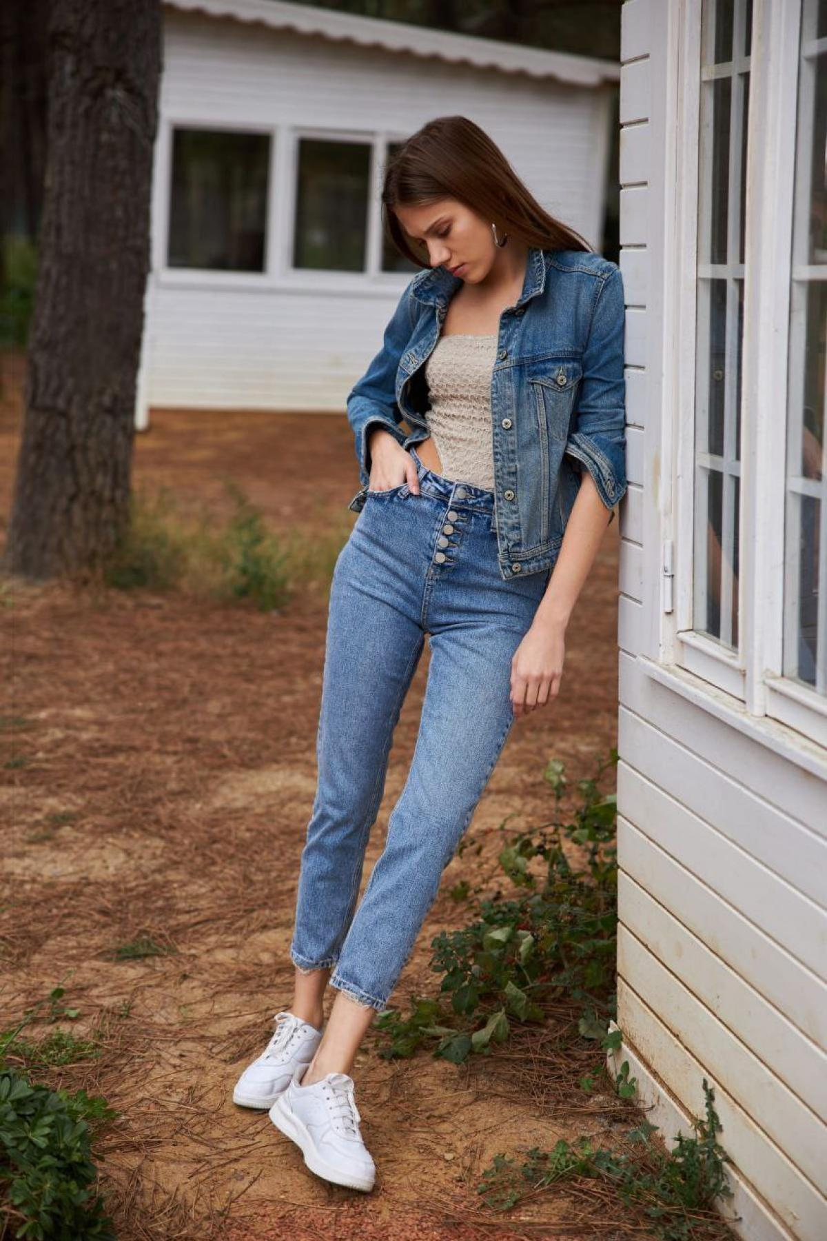 Wholesale Women Blue Mom Jeans 718027