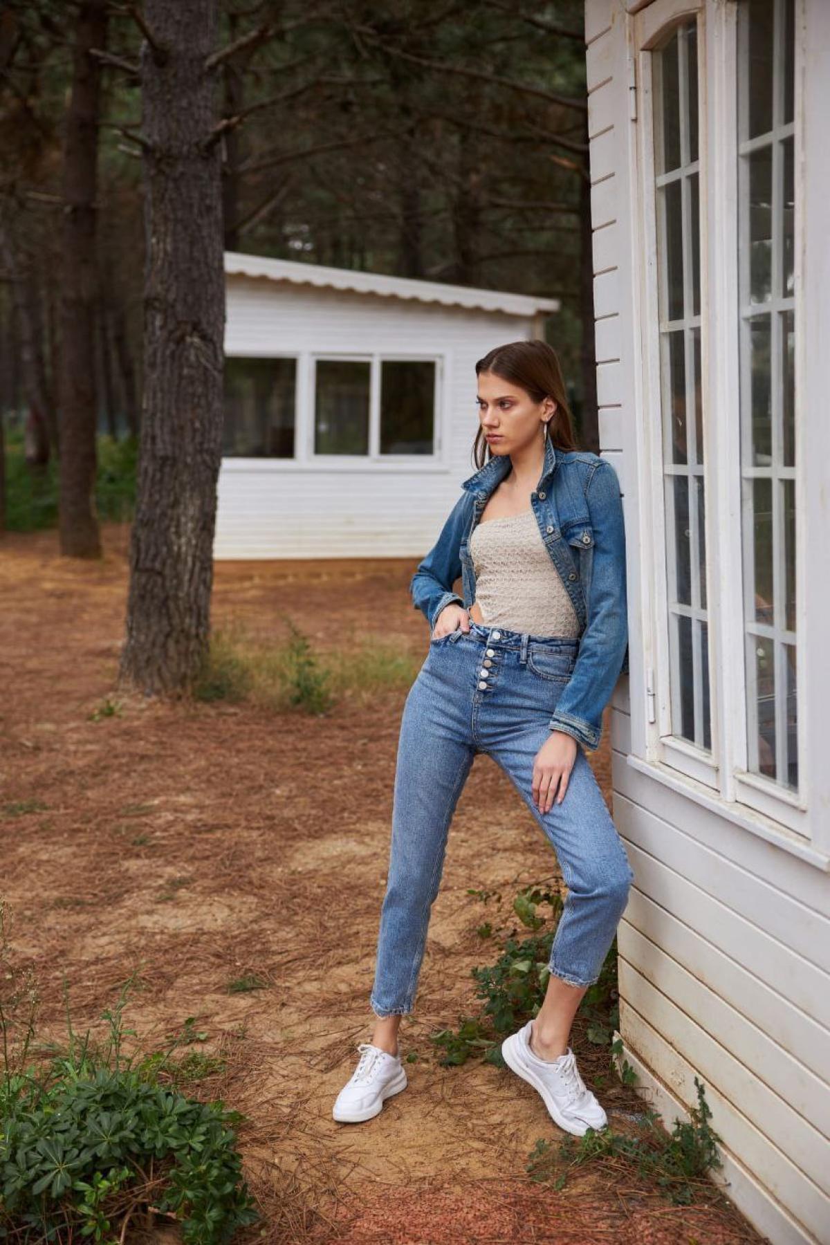 Wholesale Women Blue Mom Jeans 718027